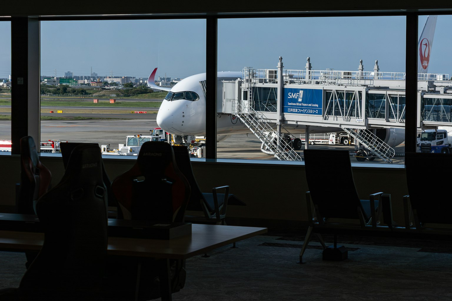 空港のラウンジから見える飛行機と搭乗口の風景