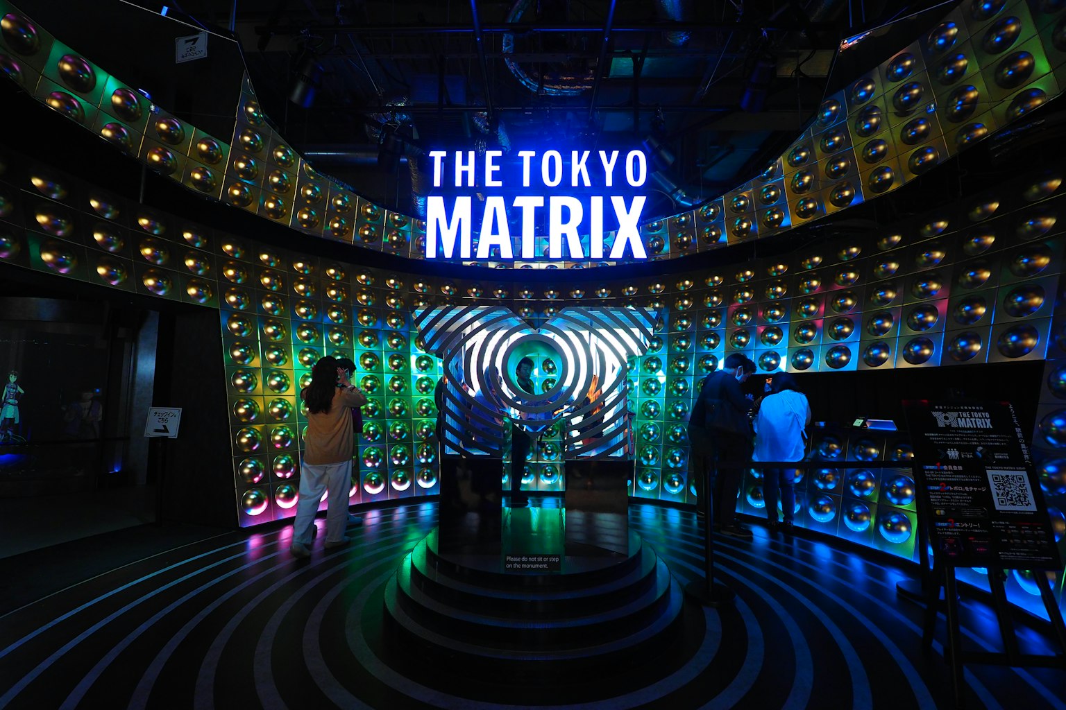 Instalación Tokyo Matrix con colores y luces vibrantes
