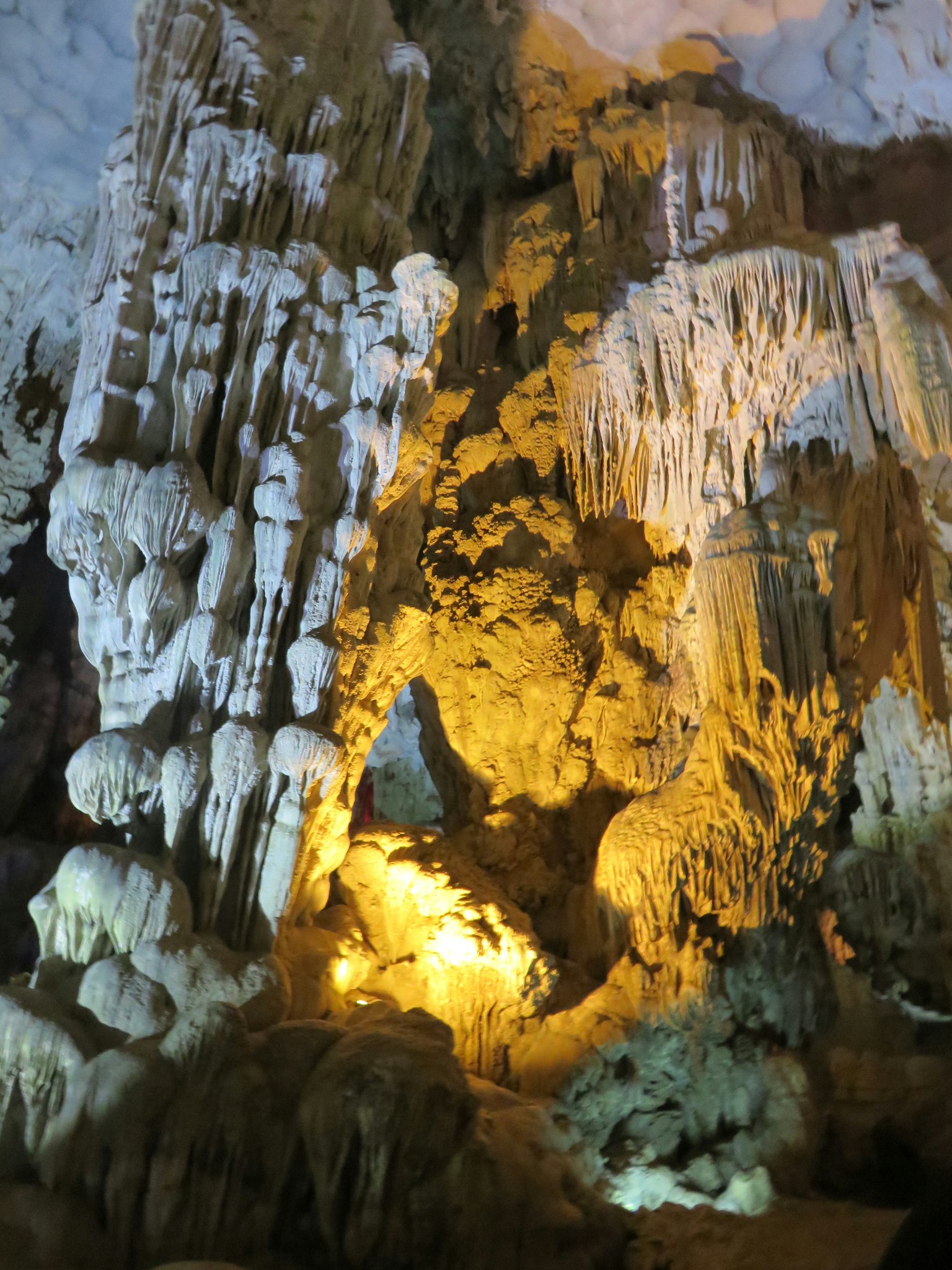 Innenansicht einer Höhle mit Stalaktiten und beleuchteten Felsformationen