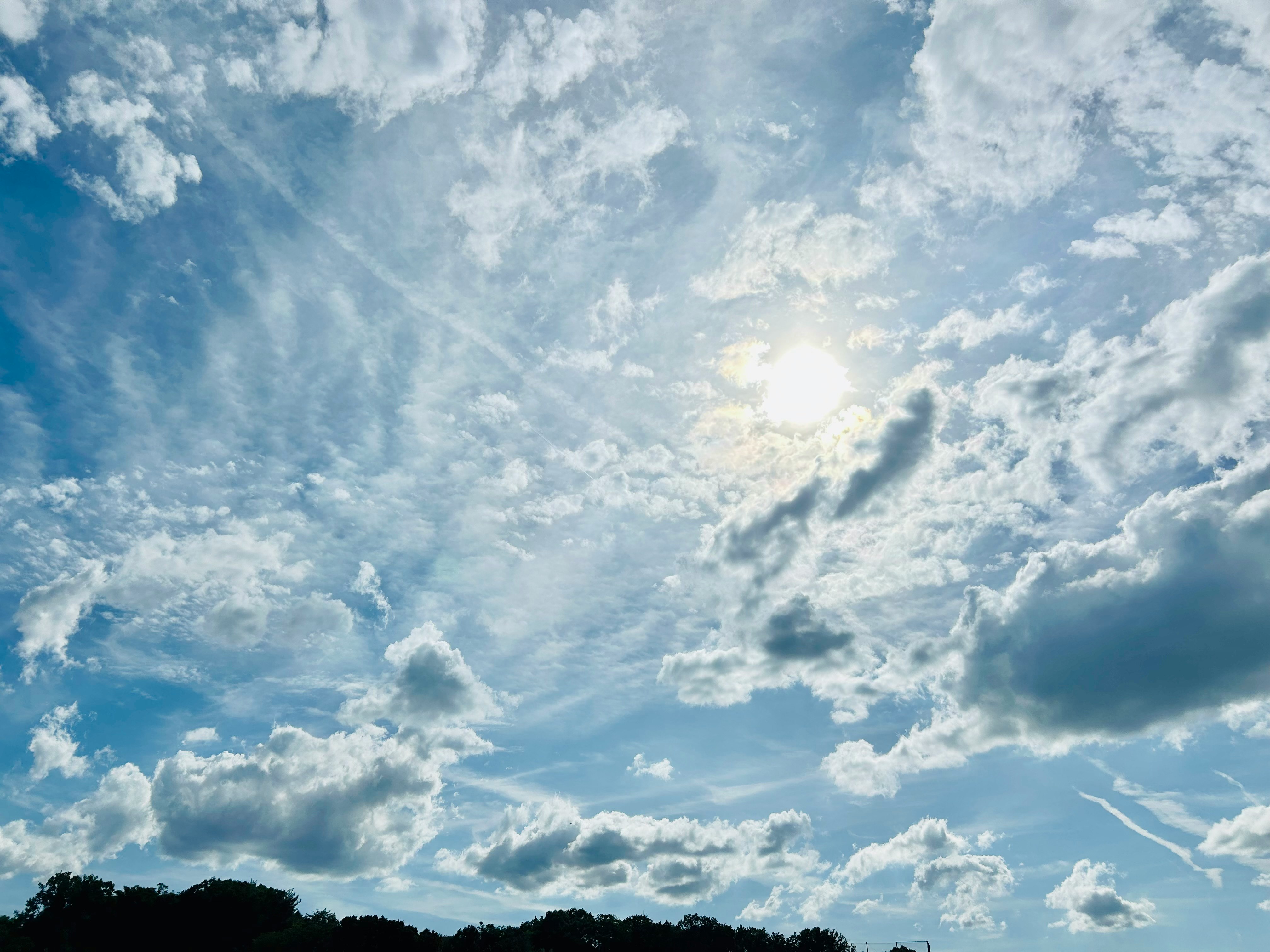 blauer Himmel mit weitreichenden Wolken und Sonnenlicht