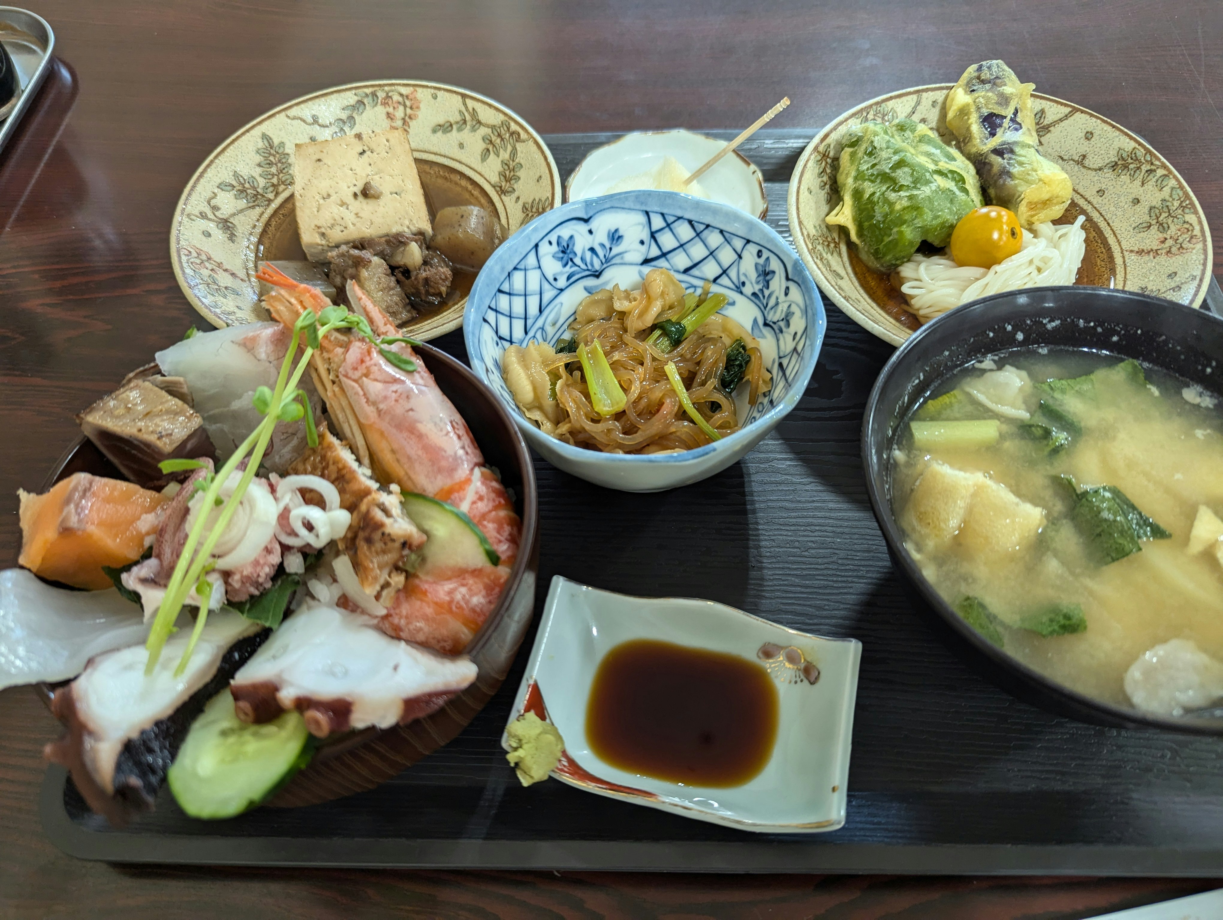能登七尾站前居酒屋的海鮮丼定食餐桌