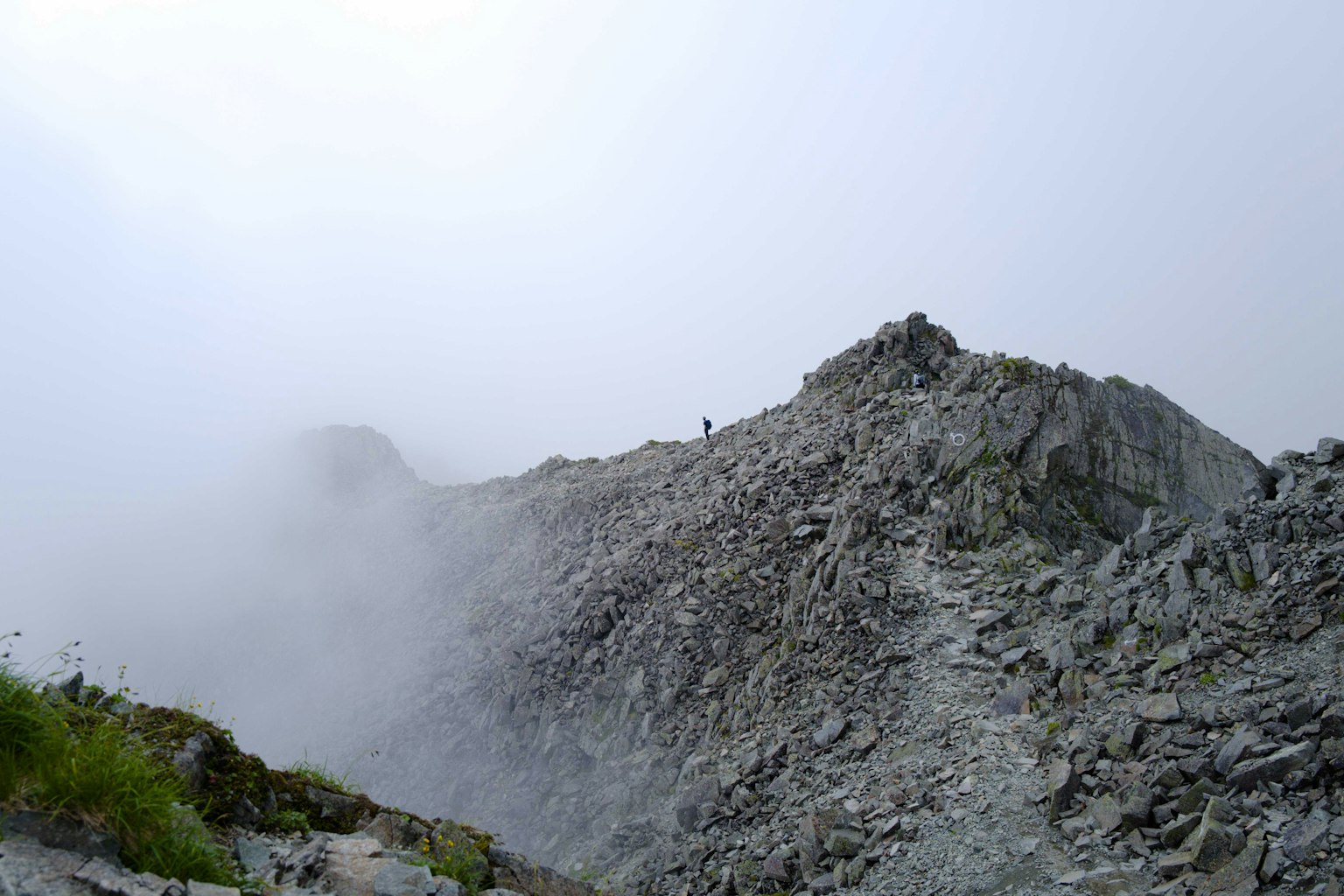 被霧氣籠罩的山脈風景與岩石坡度