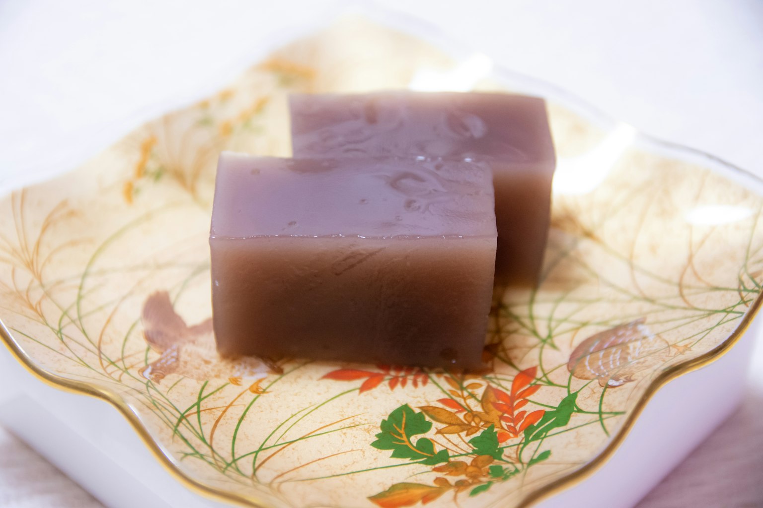 Dolce giapponese marrone servito su un piatto decorativo