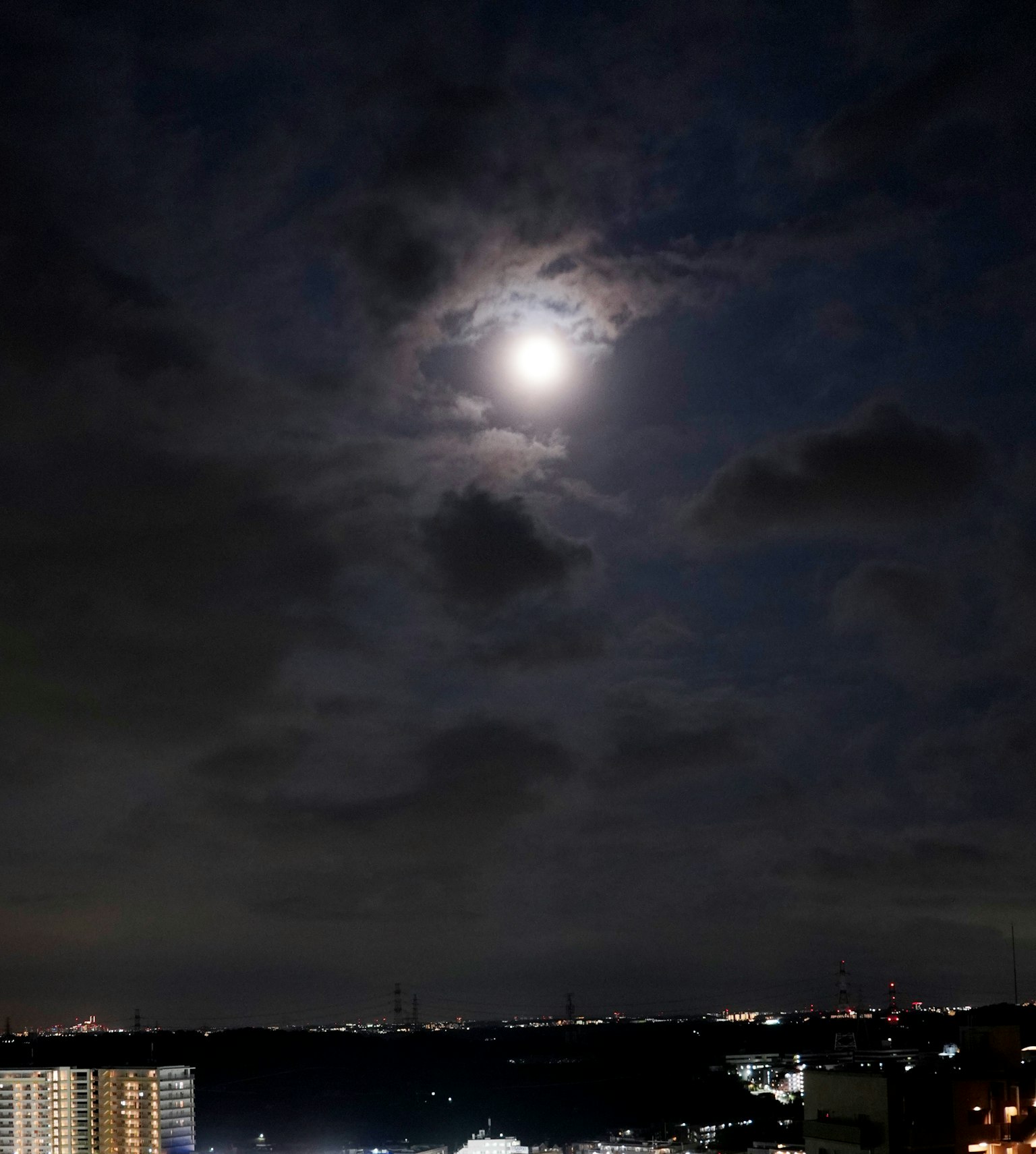 Helle Mond im Nachthimmel mit Wolken