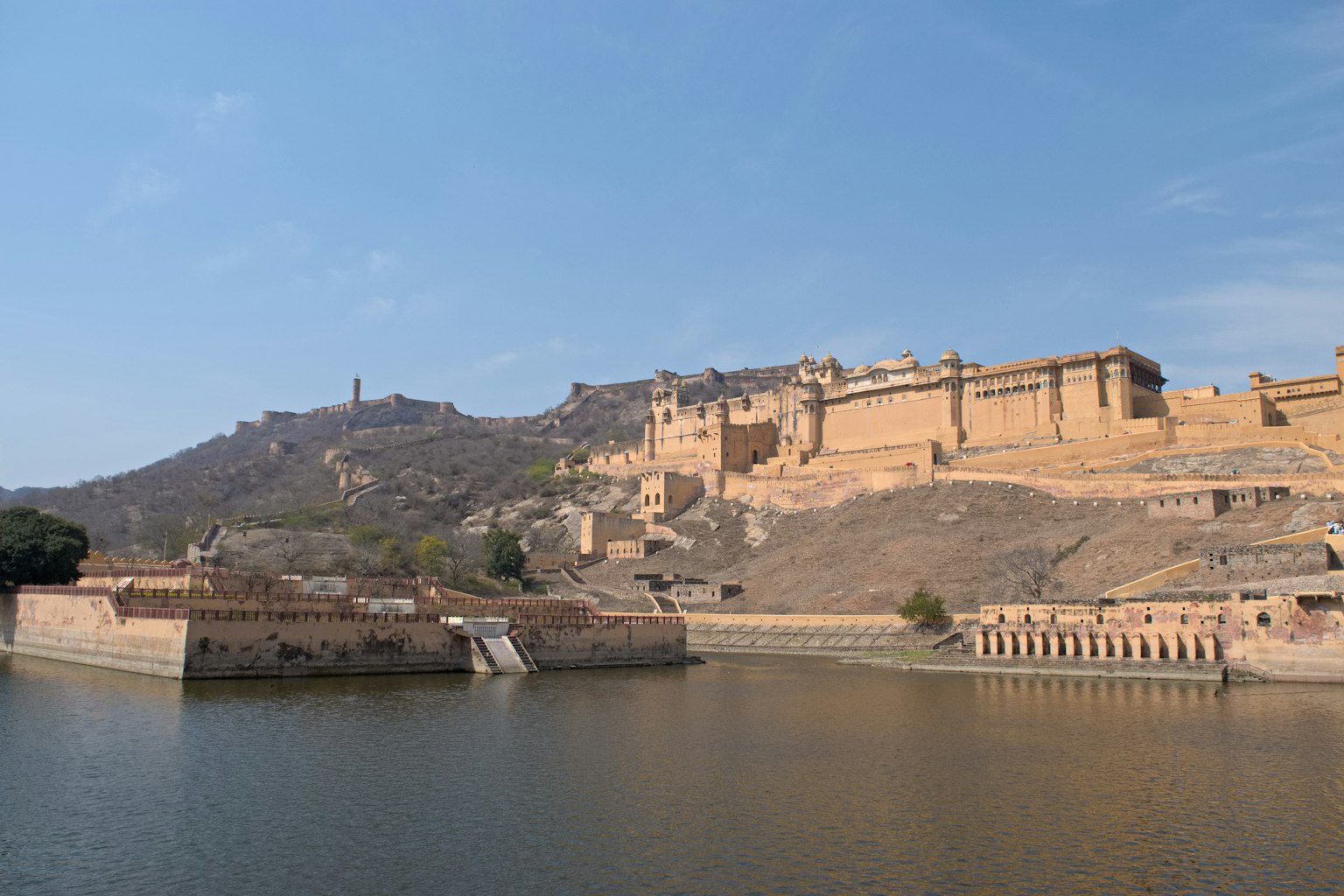 Blick auf das Amber Fort und die Seelandschaft