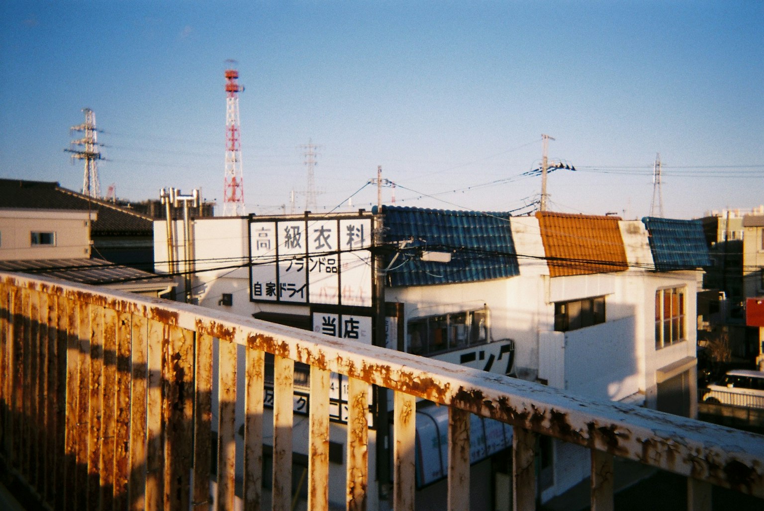 夕暮れの街並みと屋根の色合いが印象的な日本の風景