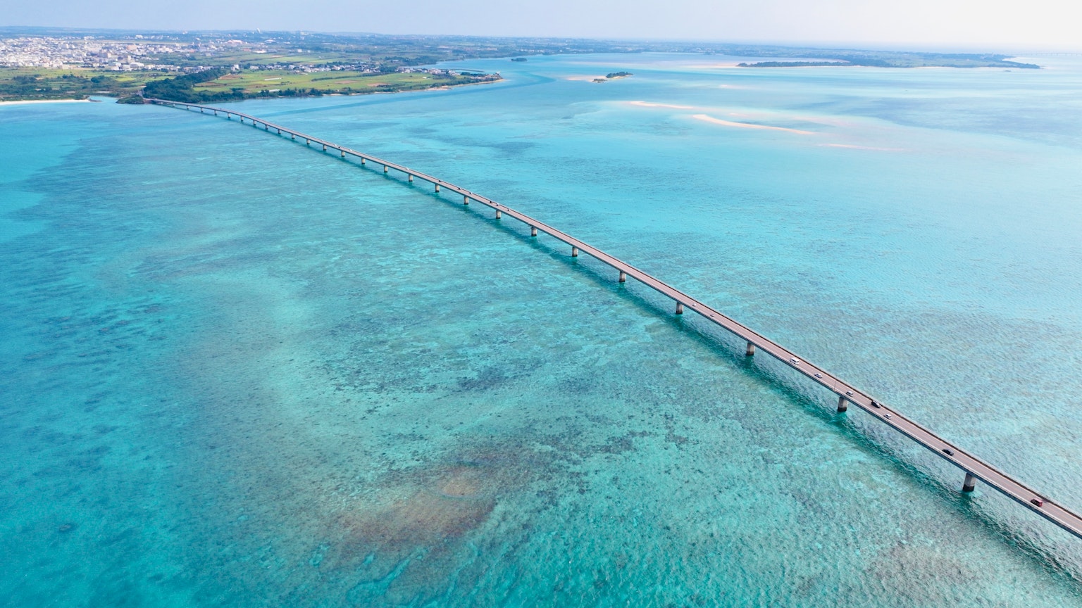 Vista aérea de un largo puente sobre un mar azul