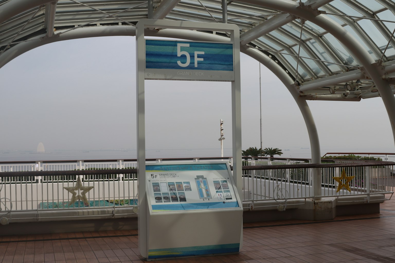 Panneau d'information de la terrasse d'observation extérieure affichant 5F