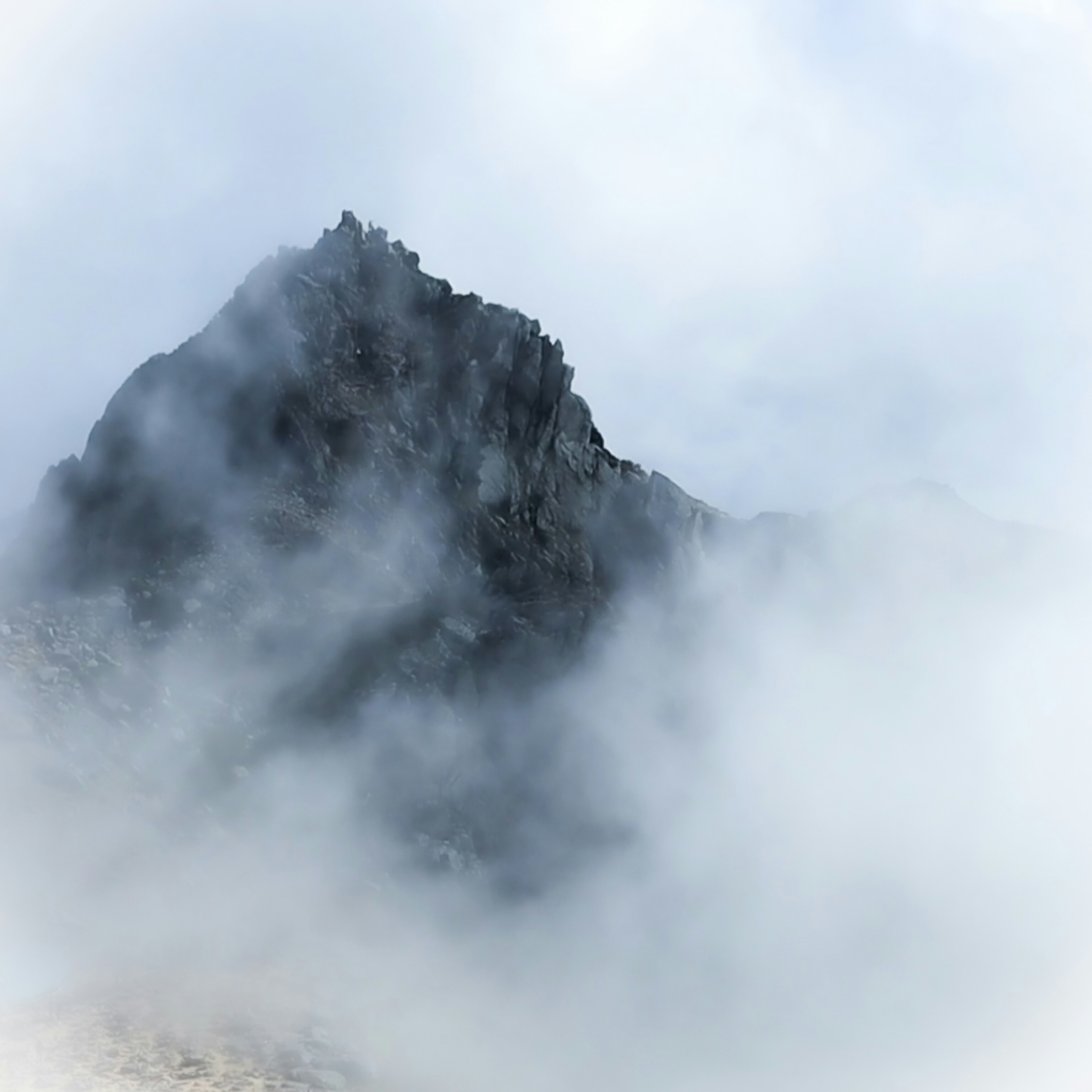 雲霧中的木曾駒岳岩峰