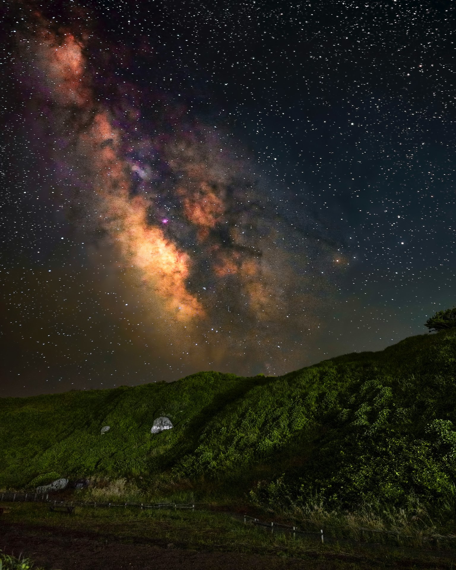 星空下綠色山丘上的美麗銀河景觀