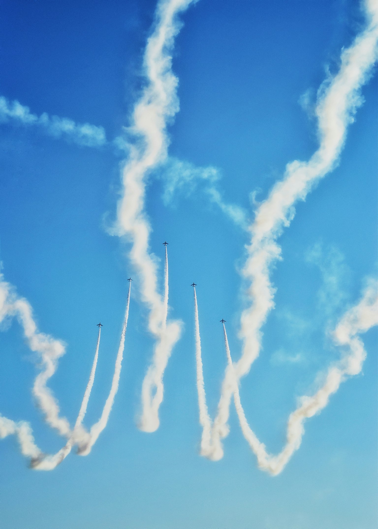 Bild, das Rauchspuren vor blauem Himmel zeigt