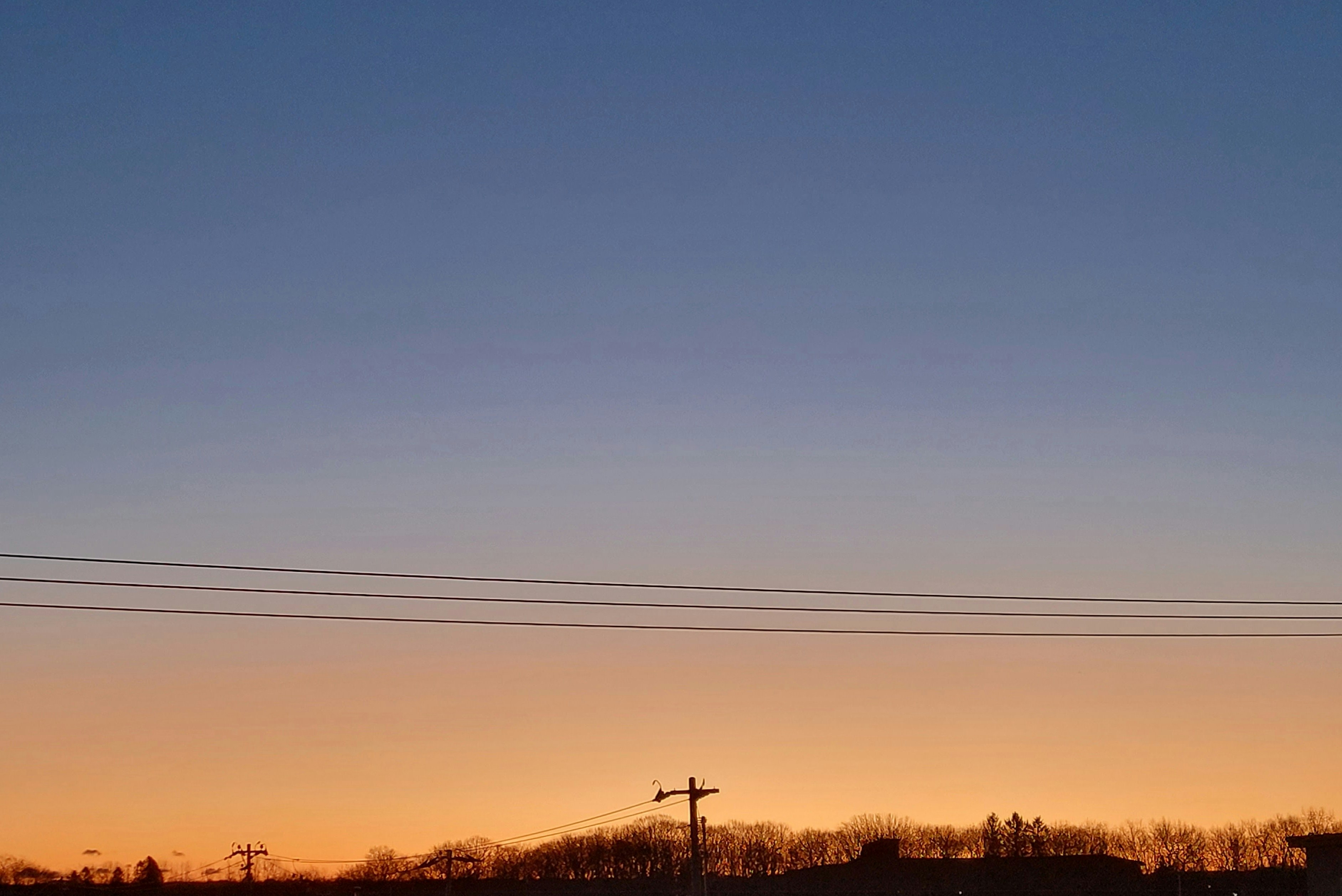 ciel de coucher de soleil au-dessus d’une ligne d’horizon en silhouette