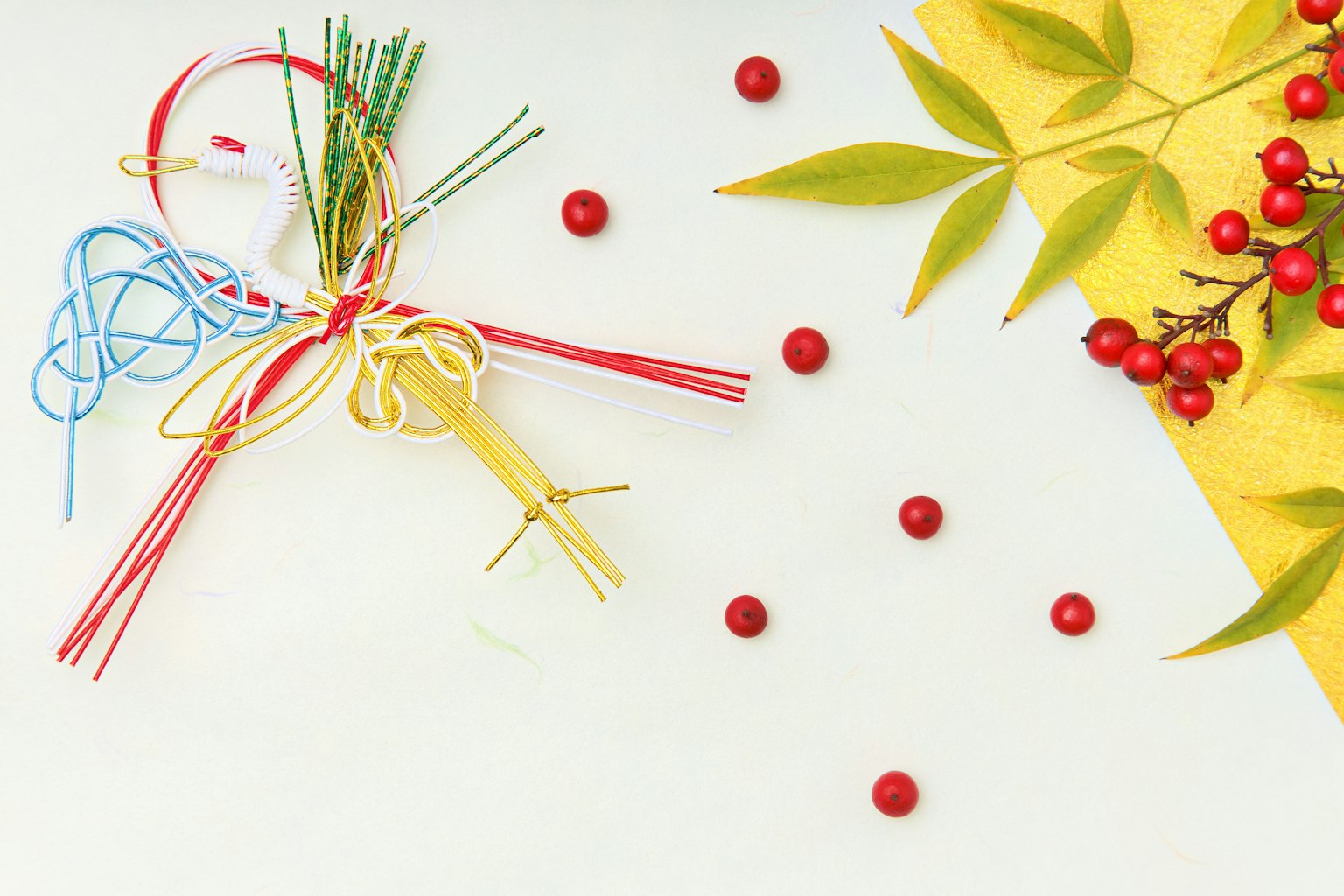 Decoración japonesa tradicional con bayas rojas y hojas verdes