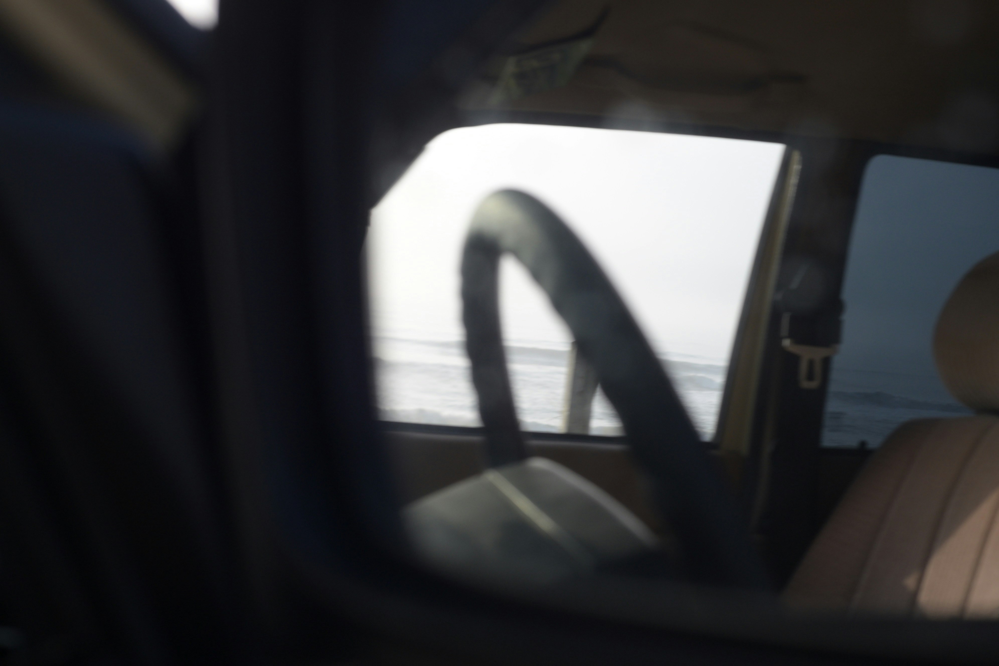 車内から見える窓越しの海と空の景色