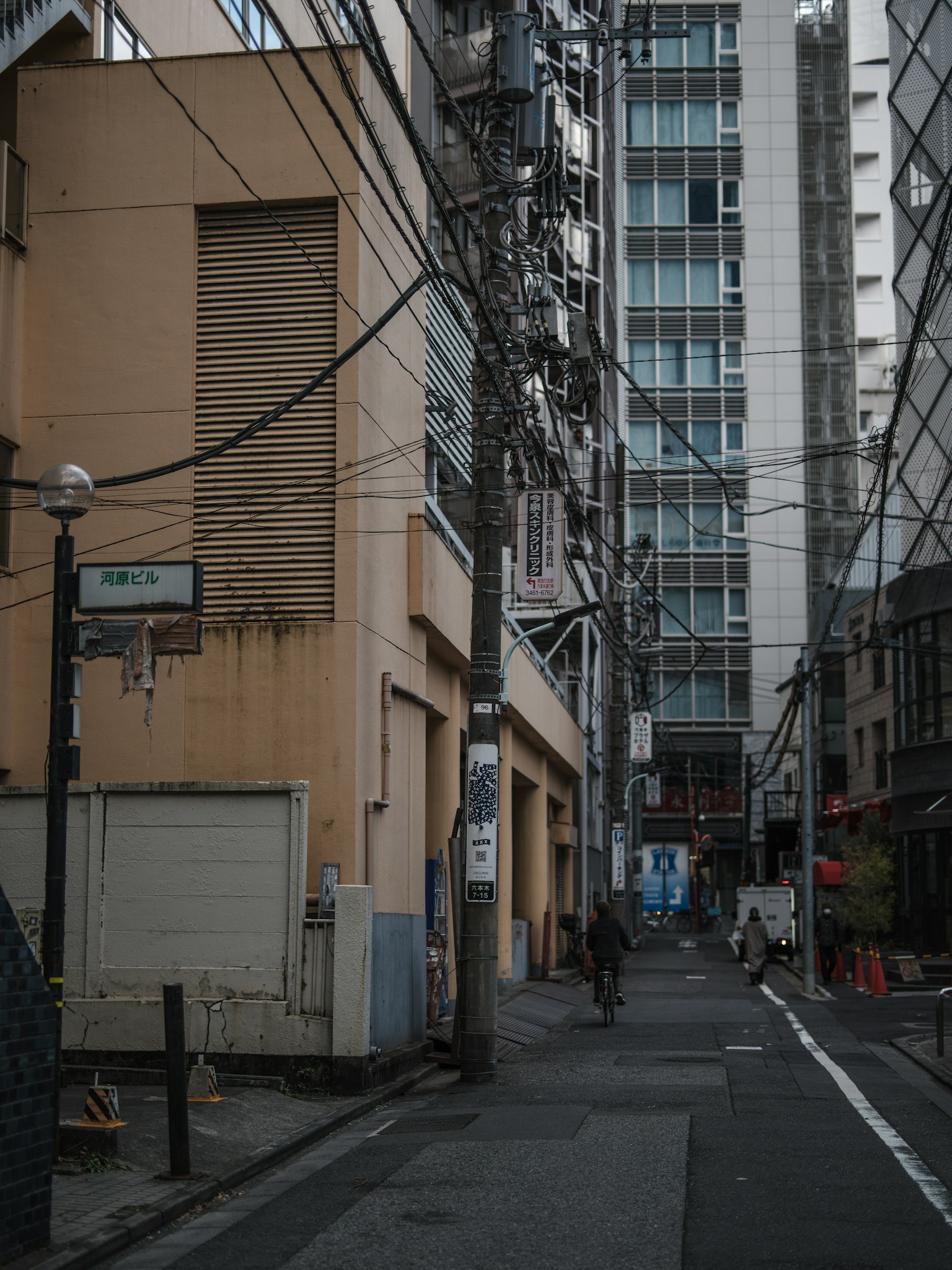 도시 환경의 건물과 전선이 있는 좁은 골목