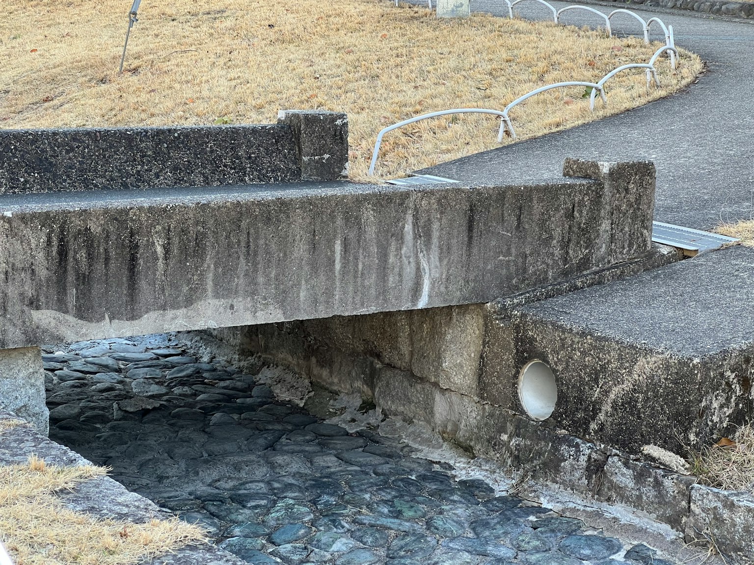 混凝土桥横跨石头小溪