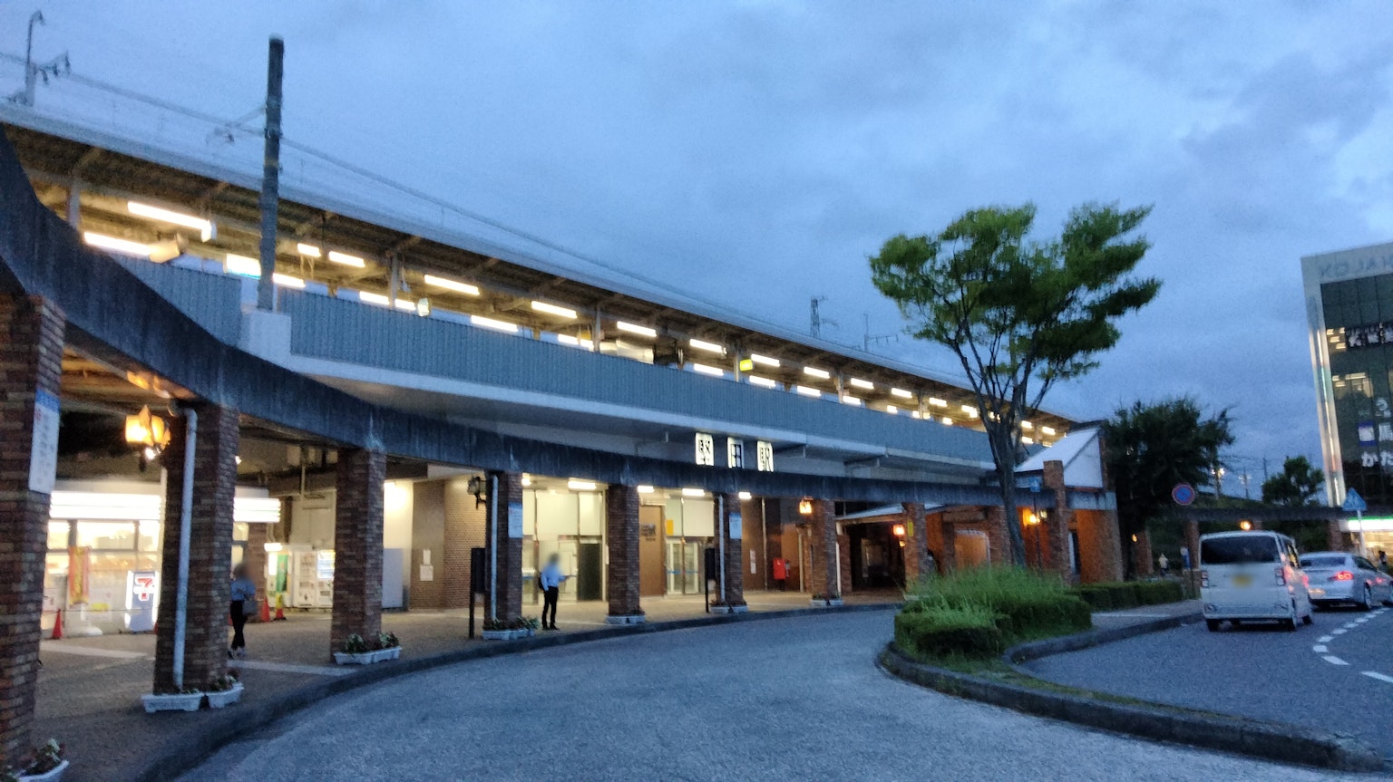 黃昏時分的火車站外觀與周圍綠植
