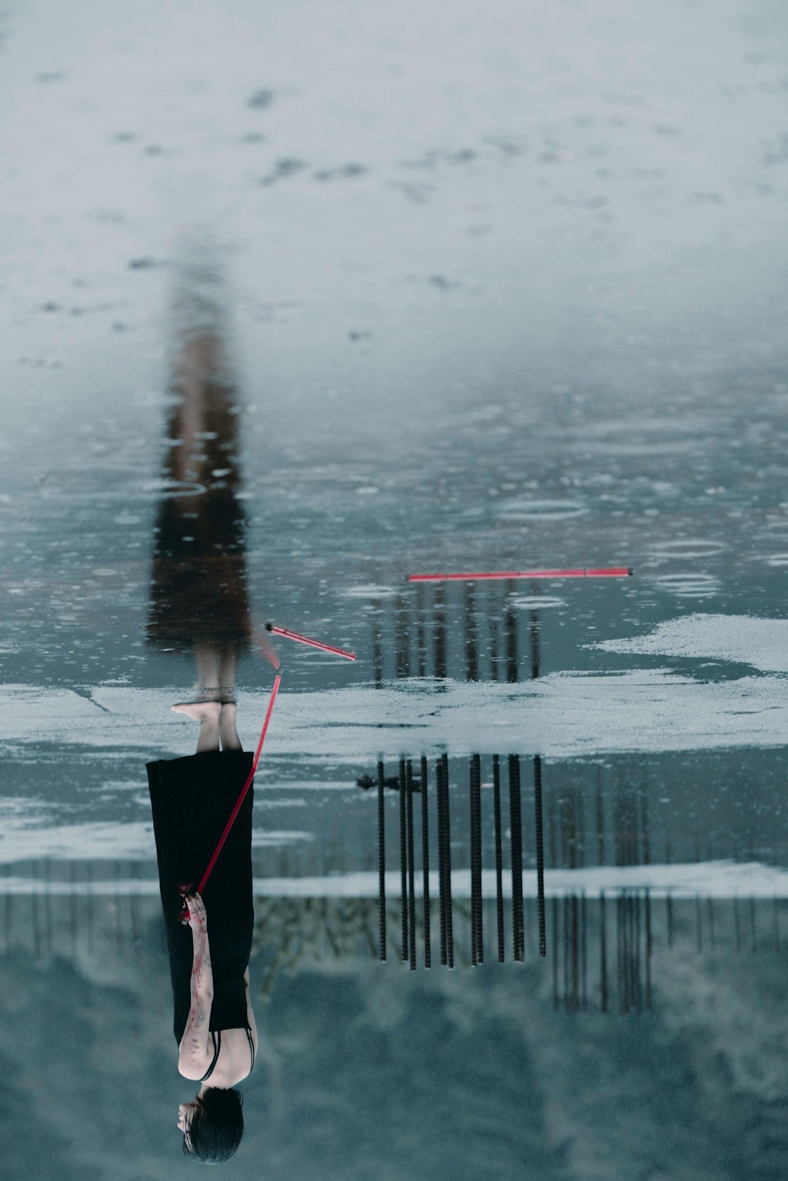 เงาของผู้หญิงสะท้อนบนผิวน้ำกับภูมิทัศน์ที่เงียบสงบ