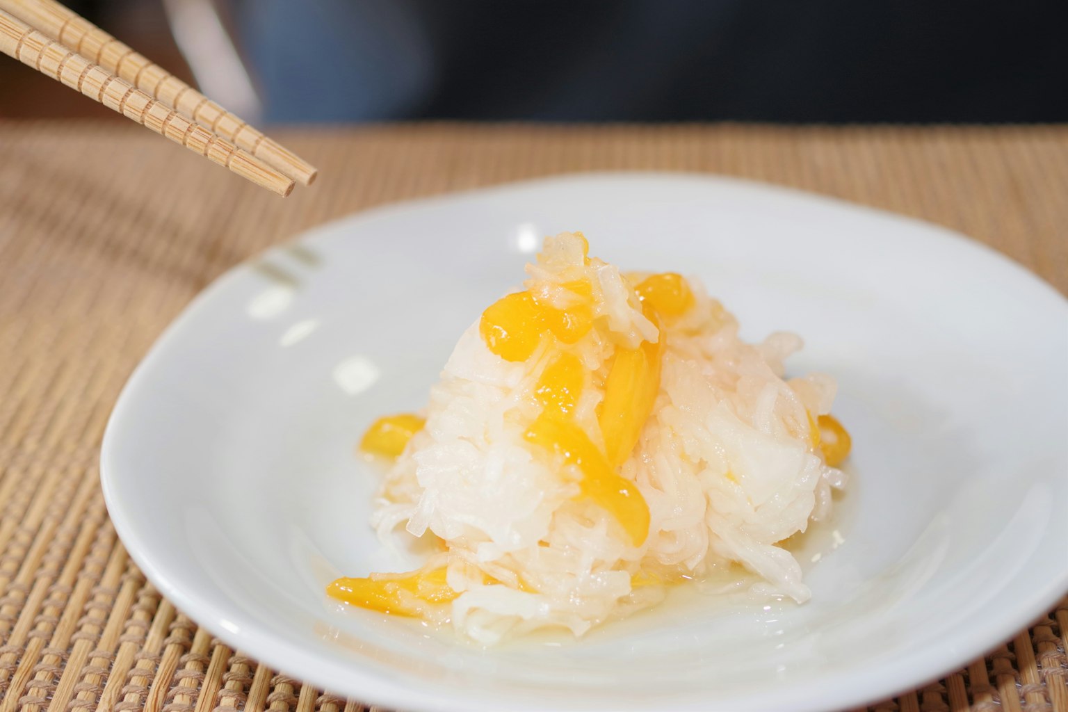 Plat de dessert sur une assiette blanche avec des garnitures orange