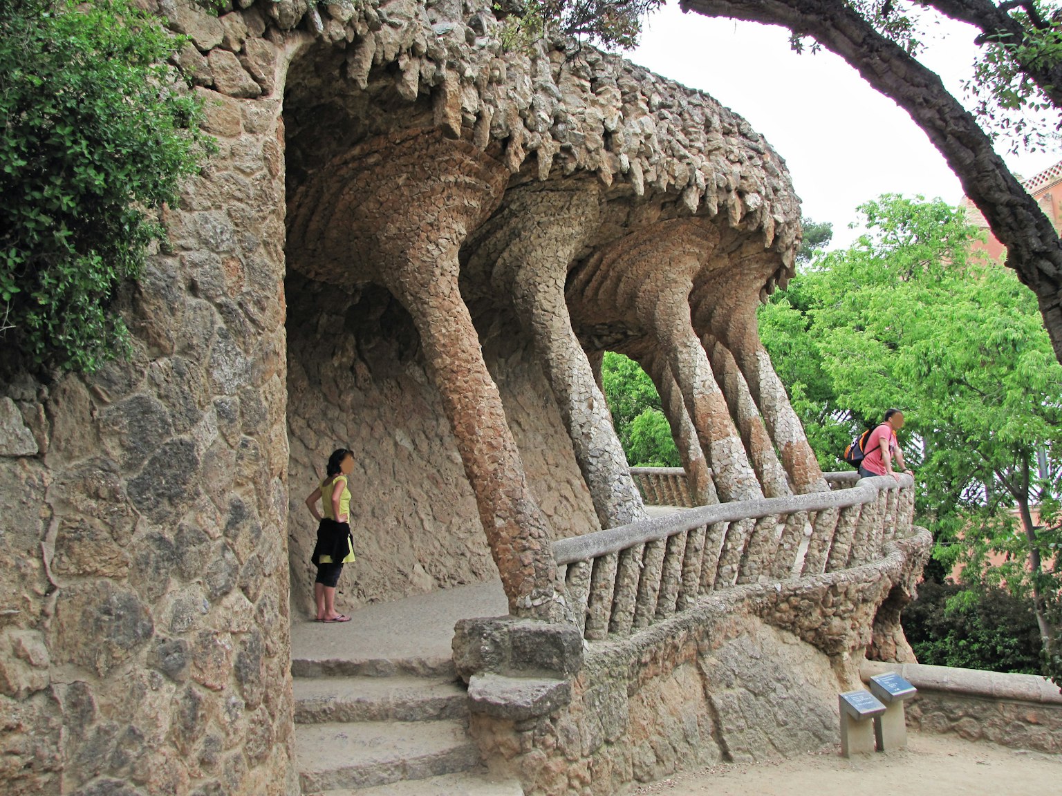 古埃爾公園露台上的彩色石頭結構和人