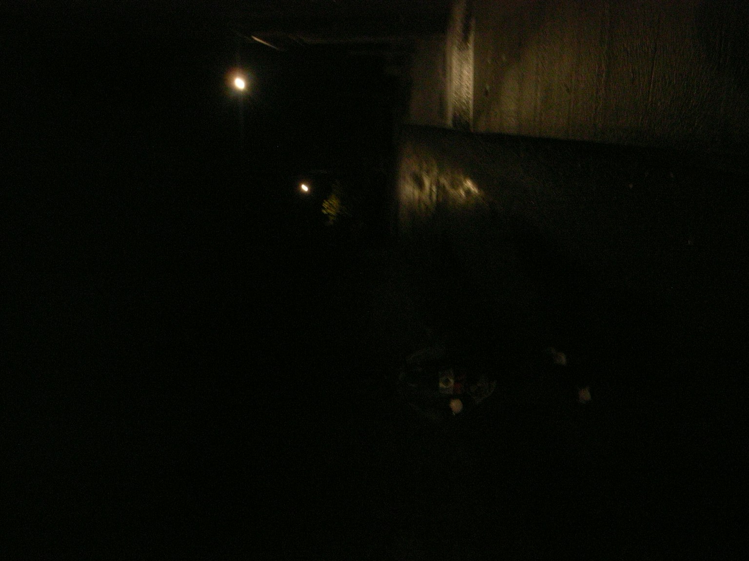 Rue faiblement éclairée avec des lampadaires diffusant des ombres