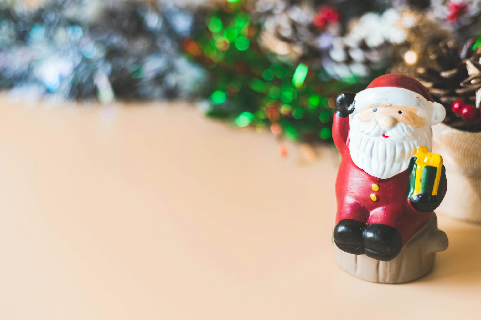 Tượng ông già Noel Giáng sinh với trang trí lễ hội ở phía sau