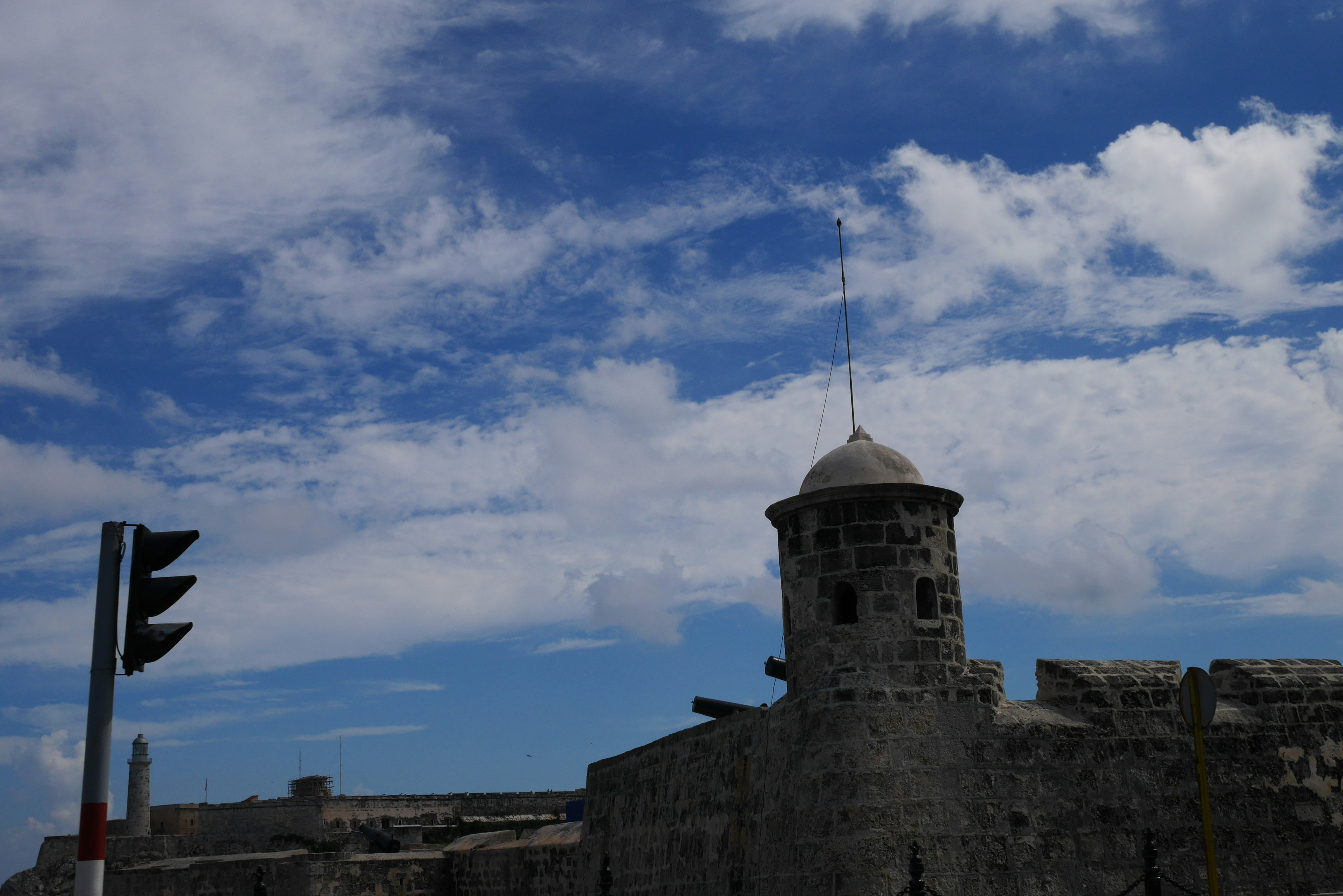 Steinturm einer Festung unter blauem Himmel