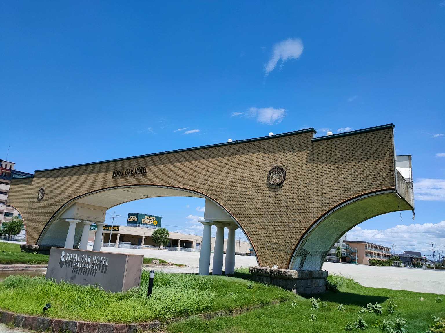 Entrée d'un bâtiment en forme d'arc avec ciel bleu