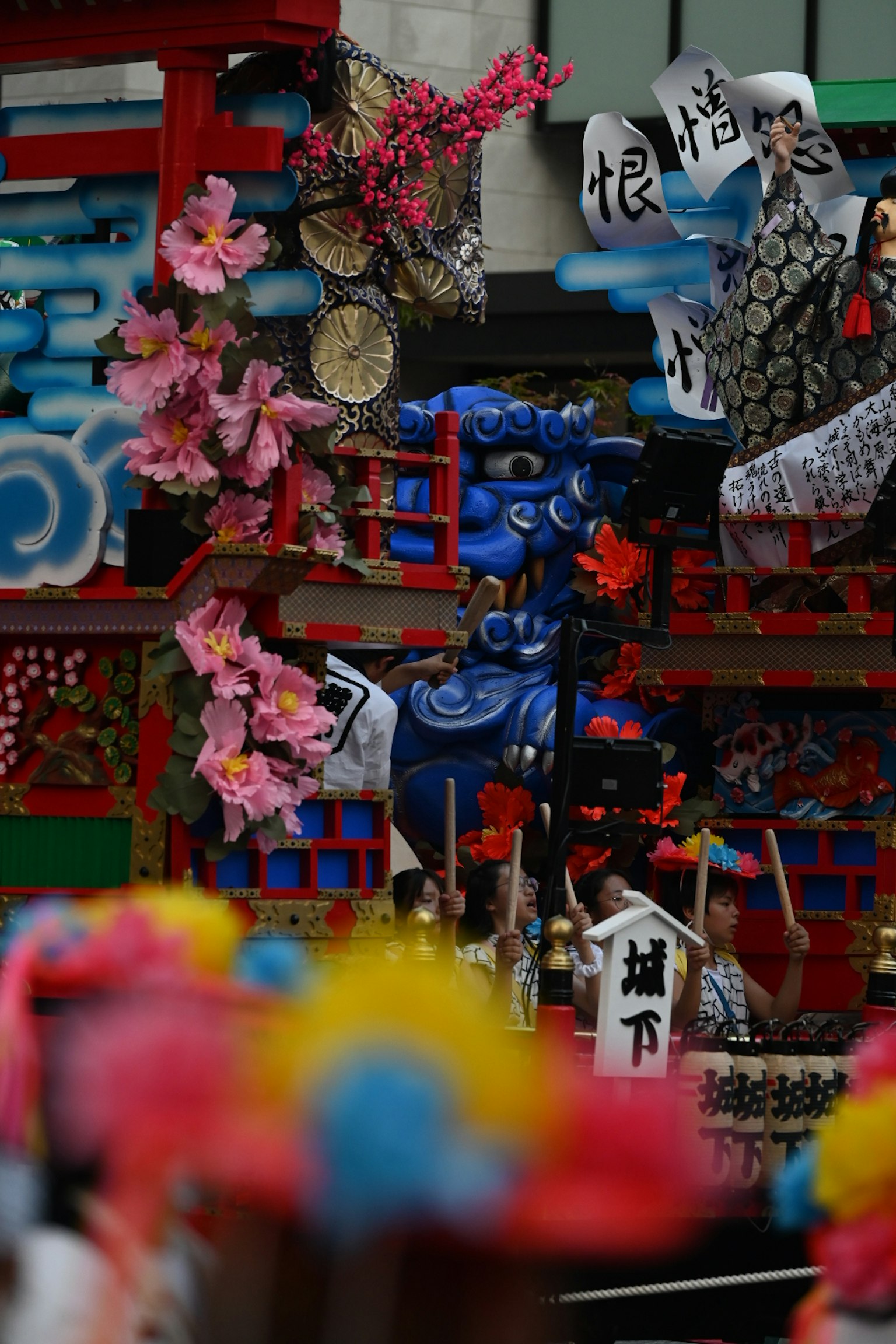 Flores coloridas y decoraciones tradicionales en un carro de festival