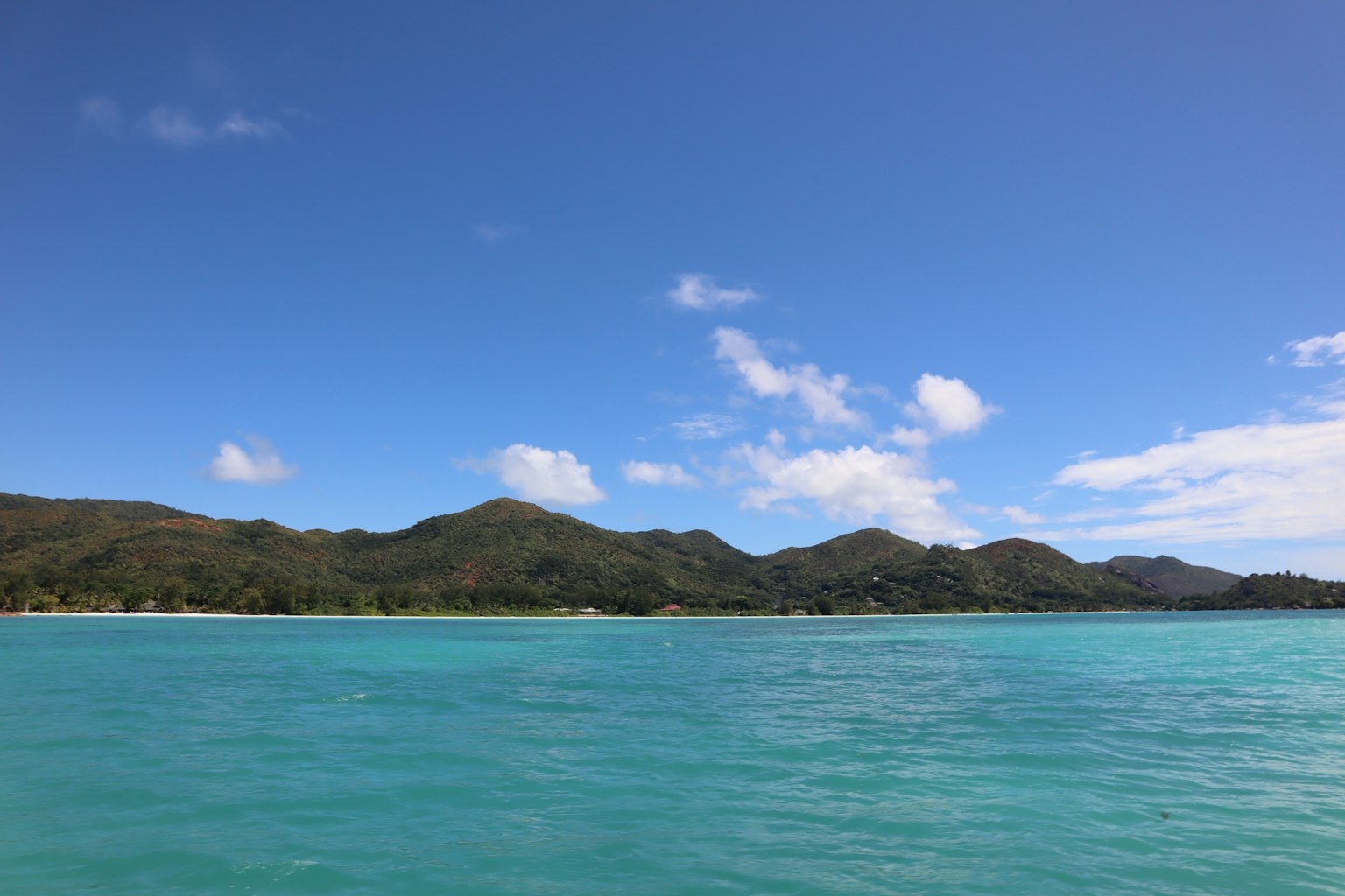Paysage magnifique avec mer turquoise et montagnes vertes