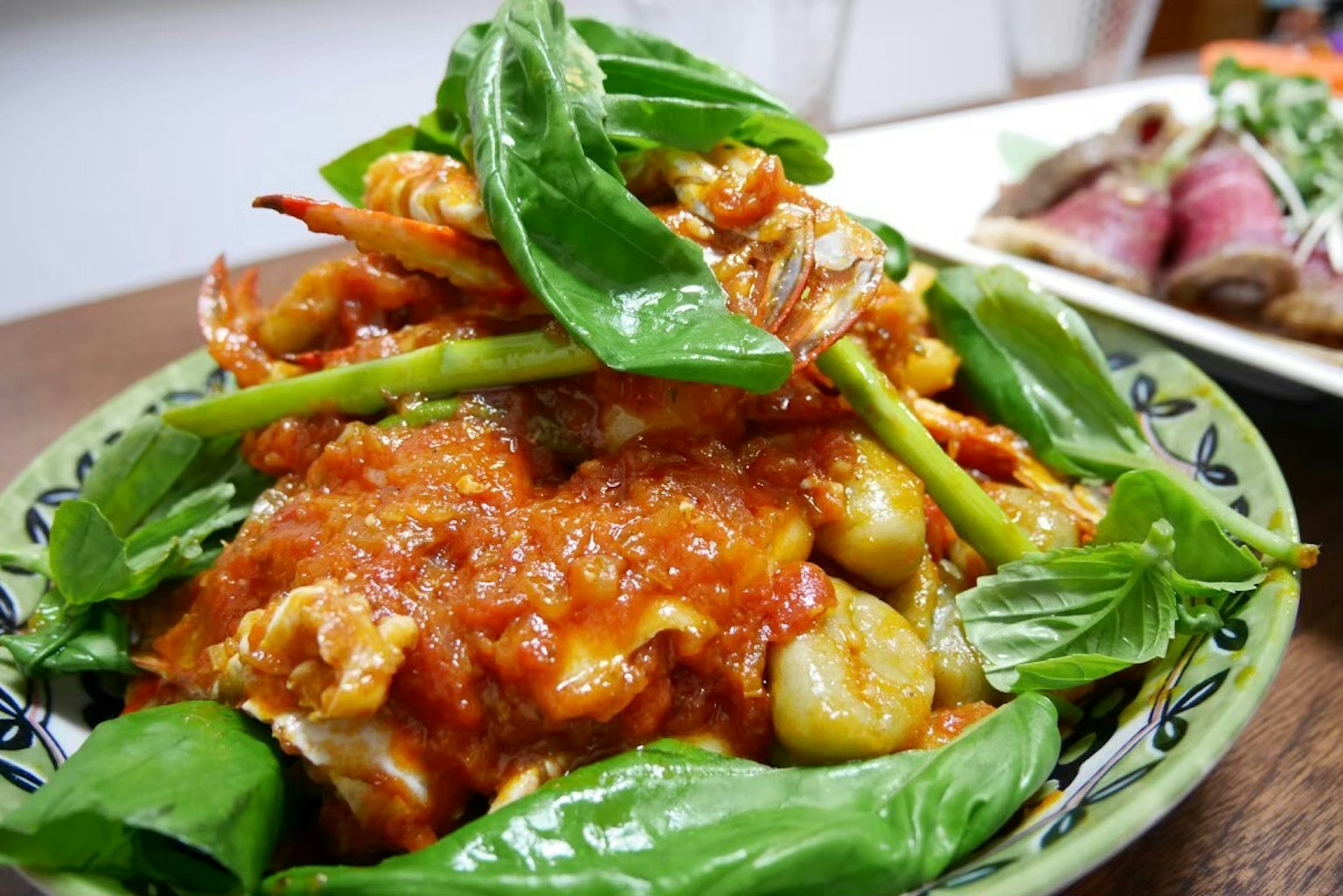 Insalata di frutti di mare con verdure fresche e salsa di pomodoro