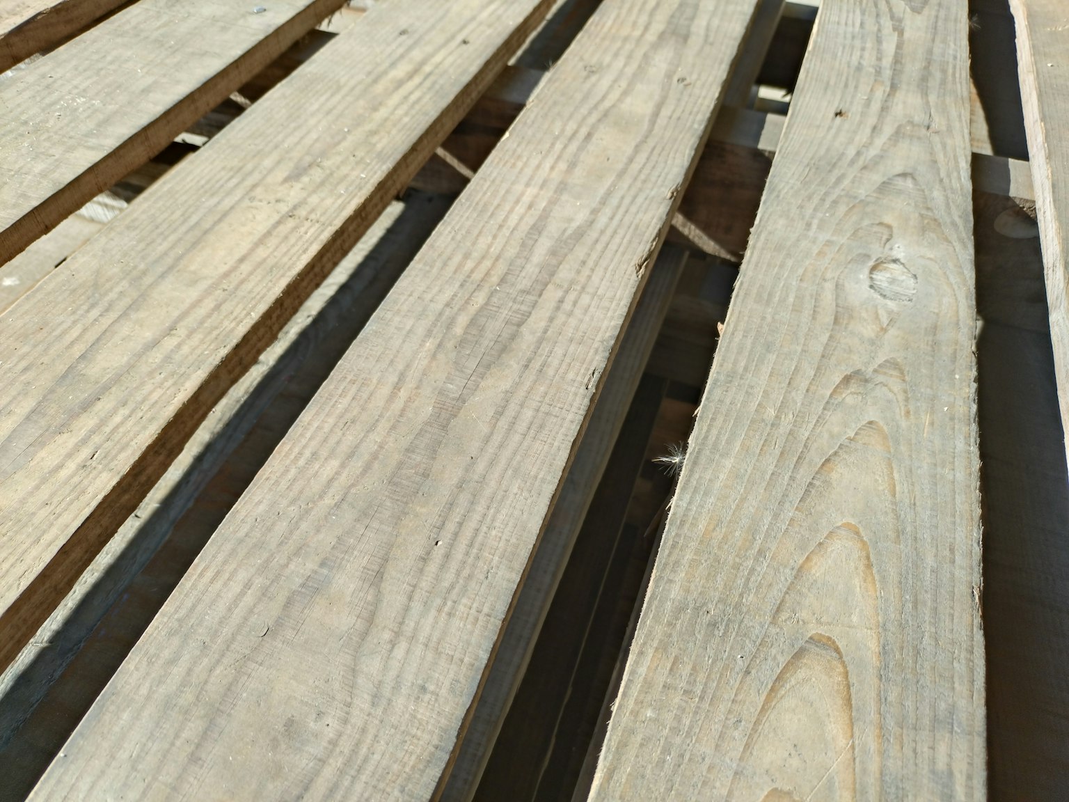 Papan kayu yang disusun di permukaan datar