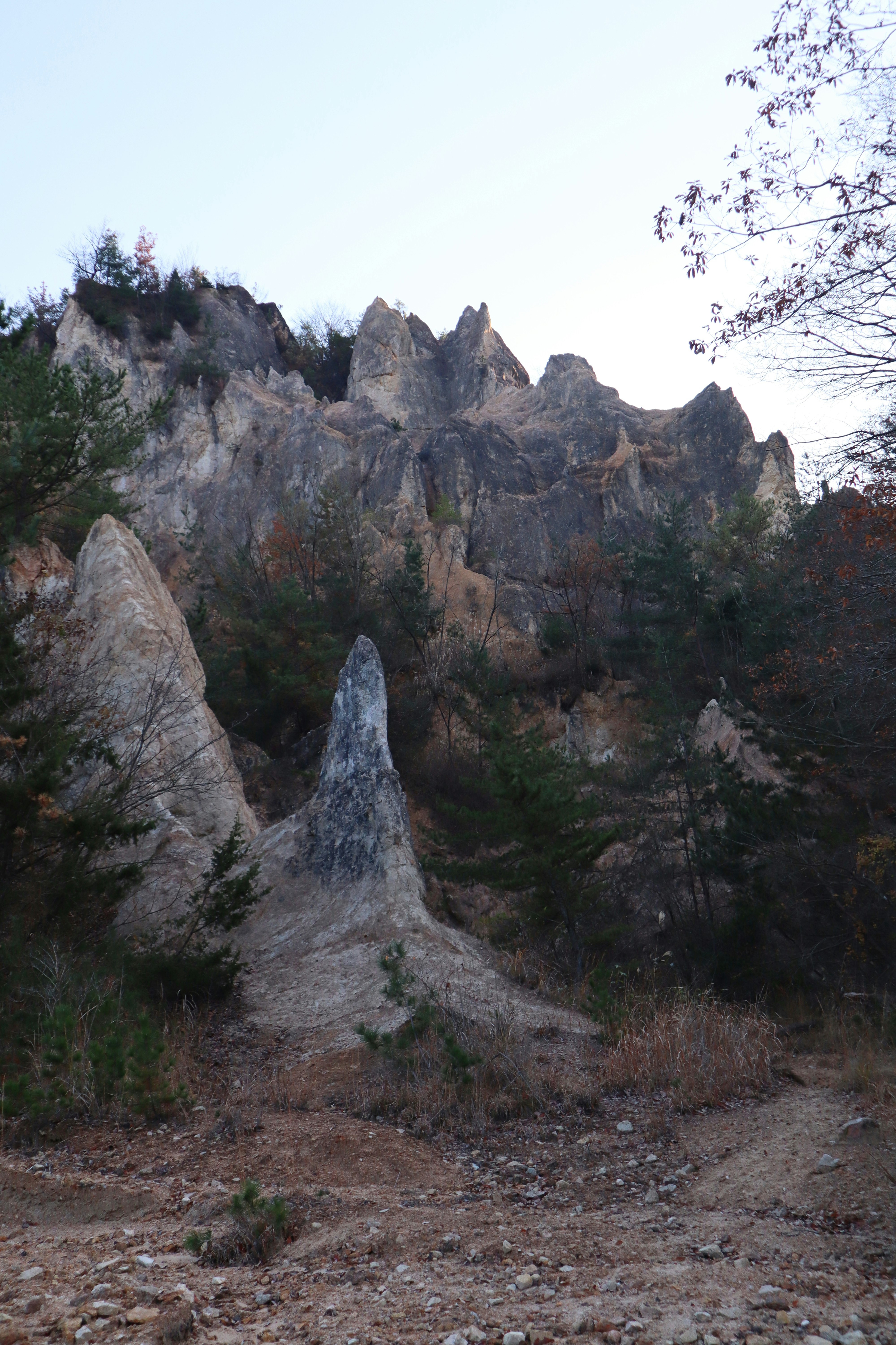 崎嶇岩峰與鋸齒狀岩石地貌的山間小徑景色