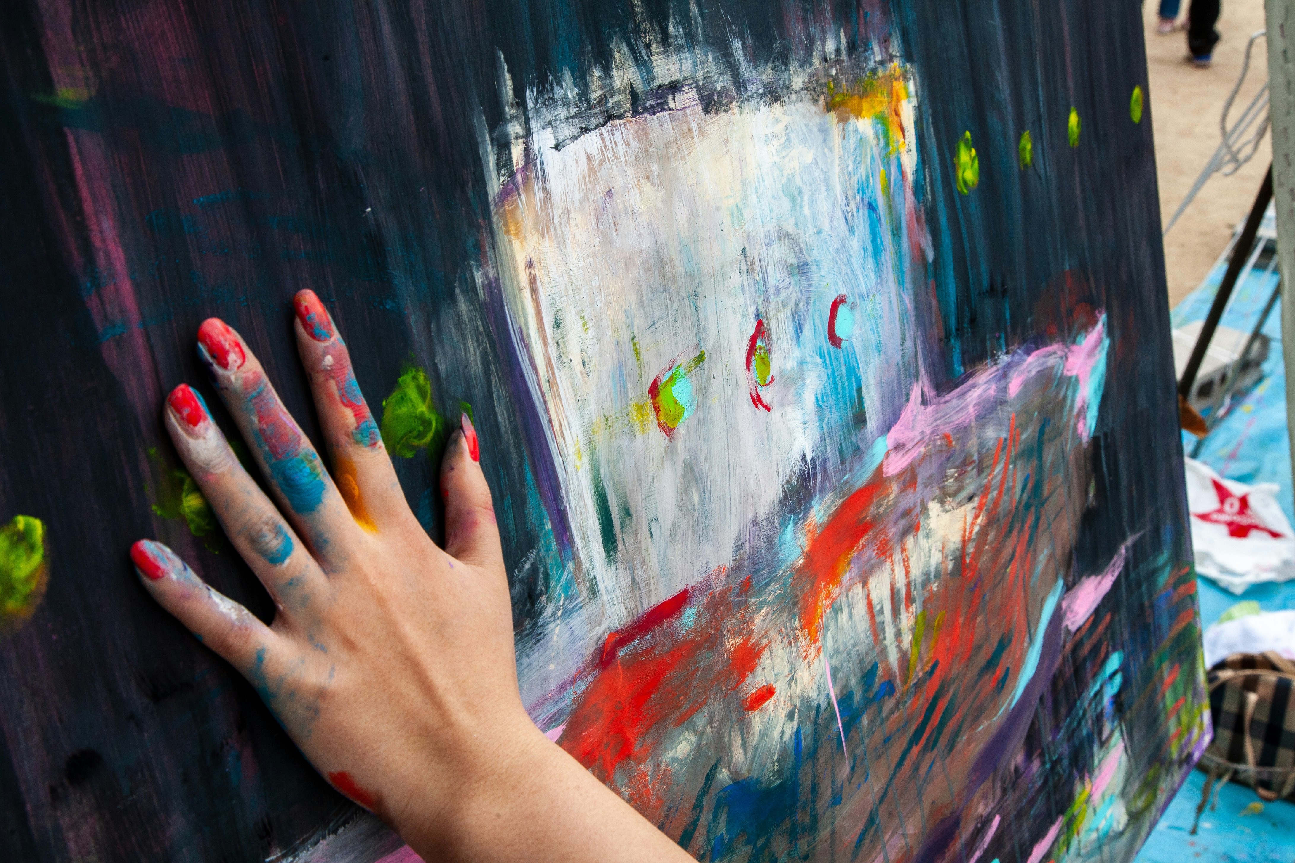 Street-Art-Graffiti an einer Wand mit einer Hand beim Malen