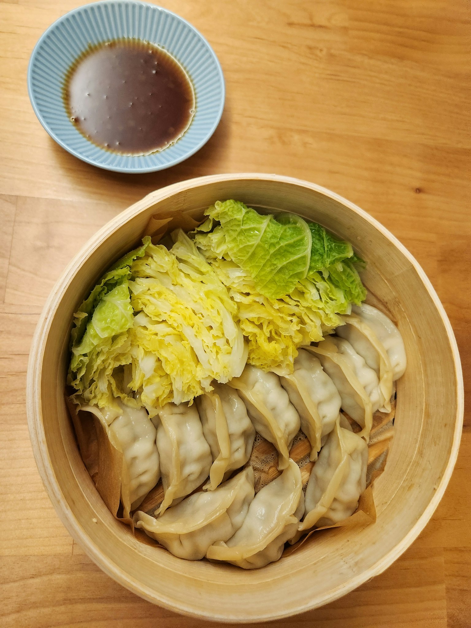 蒸饺和切碎卷心菜的盘子