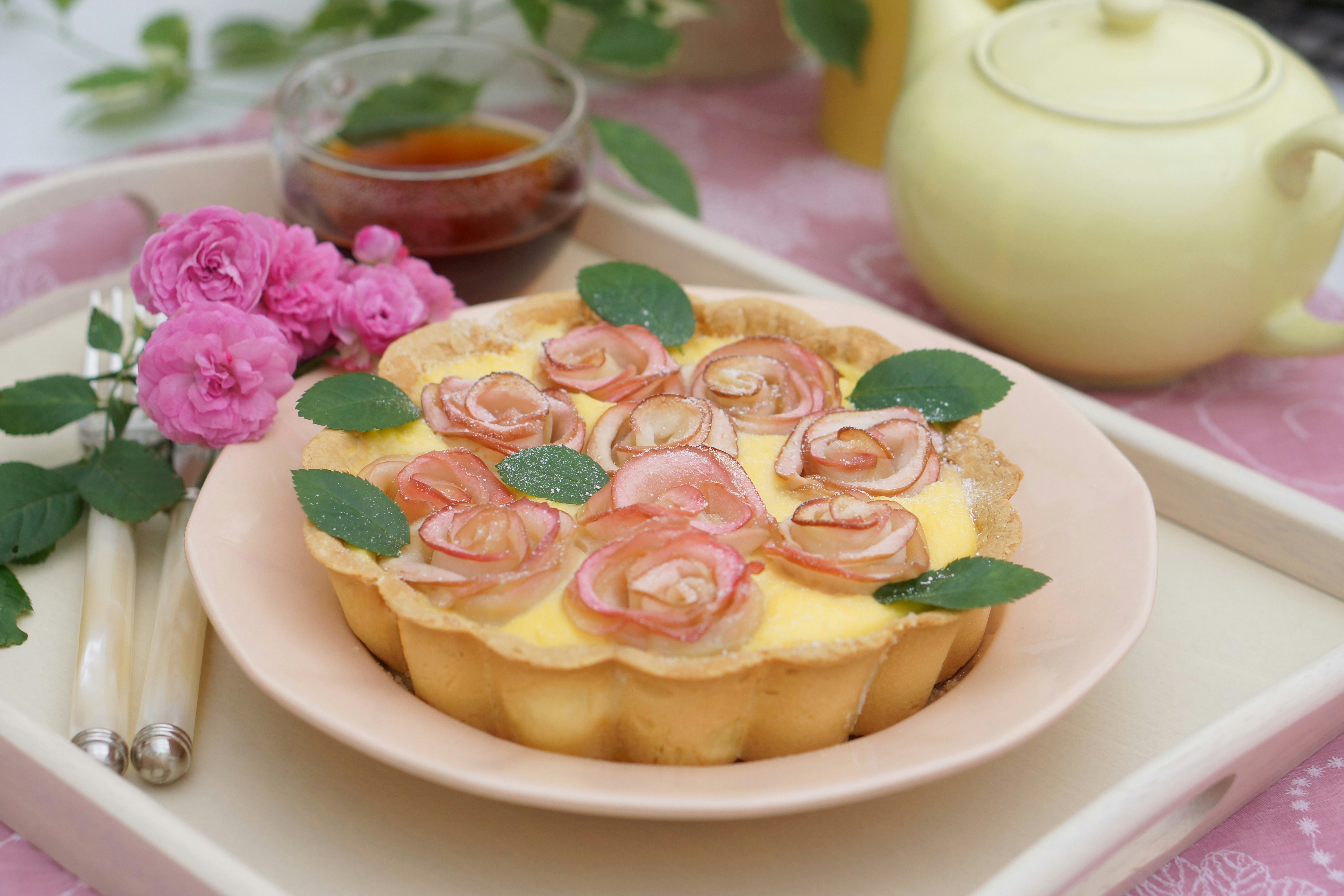 バラの花とハーブを添えたバラ模様のキッシュ