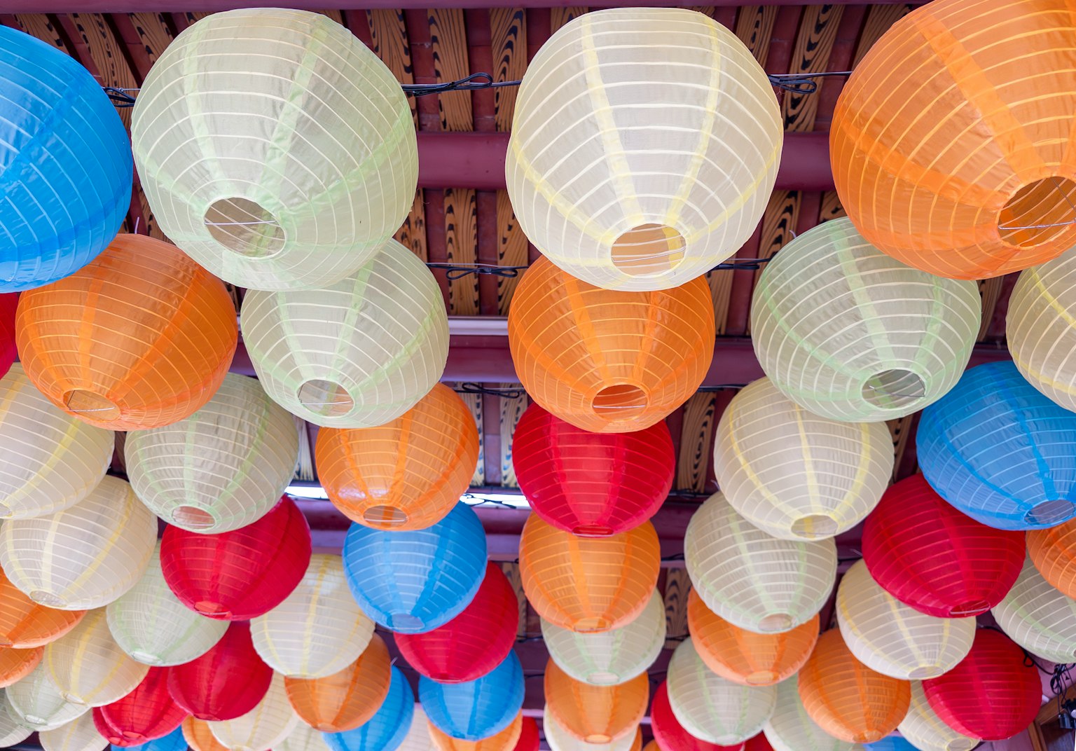 Đèn lồng nhiều màu treo trên trần