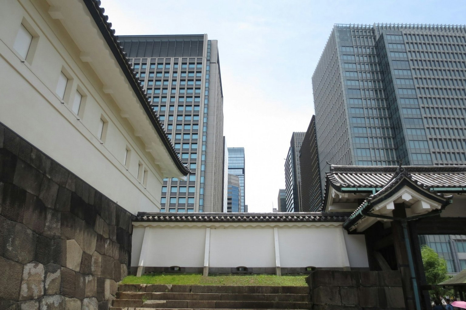 ทิวทัศน์ที่แสดงอาคารสูงทันสมัยข้างสถาปัตยกรรมแบบดั้งเดิมในโตเกียว