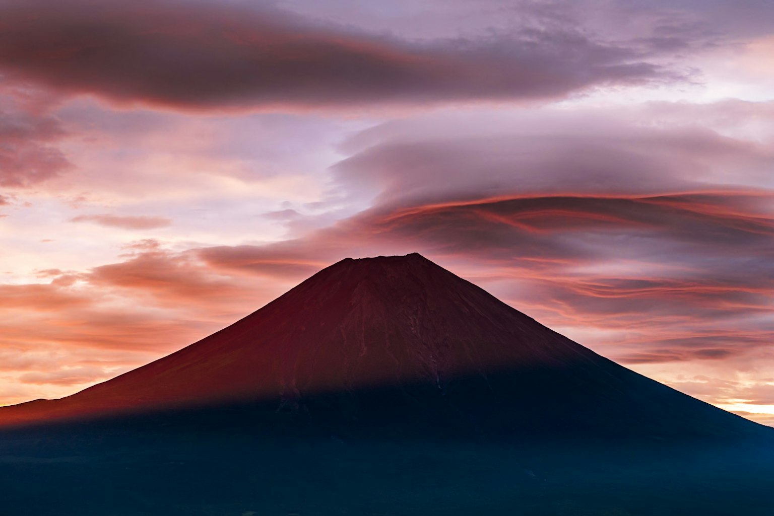 Siluet Gunung Fuji melawan langit berwarna