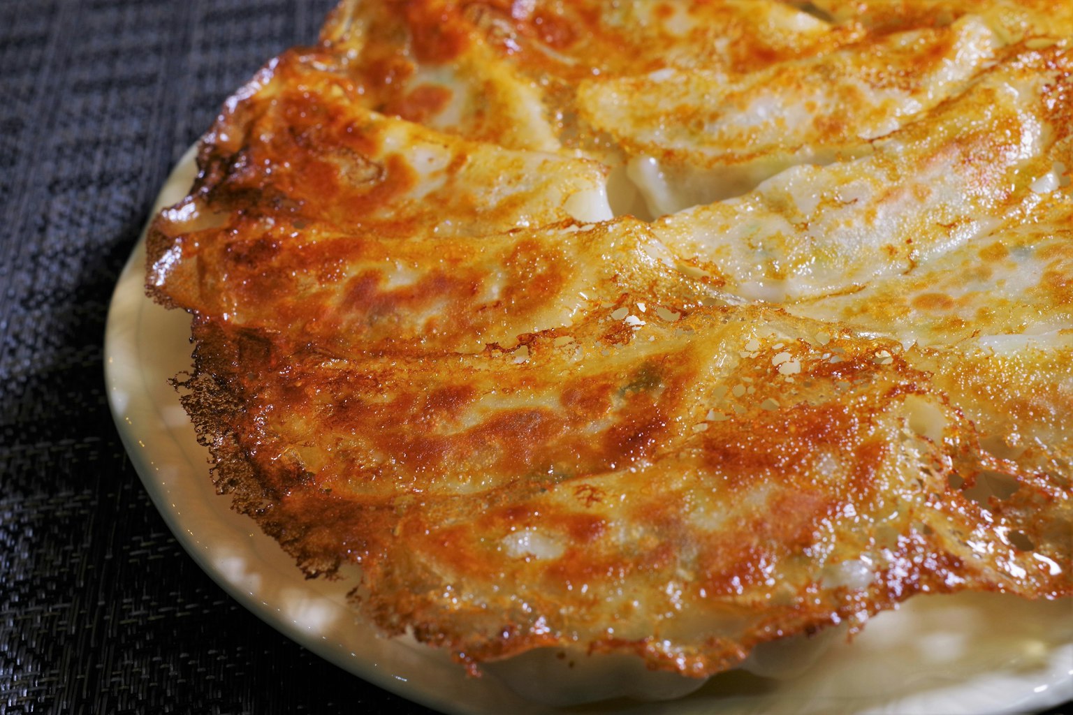 Gyoza dorati serviti su un piatto