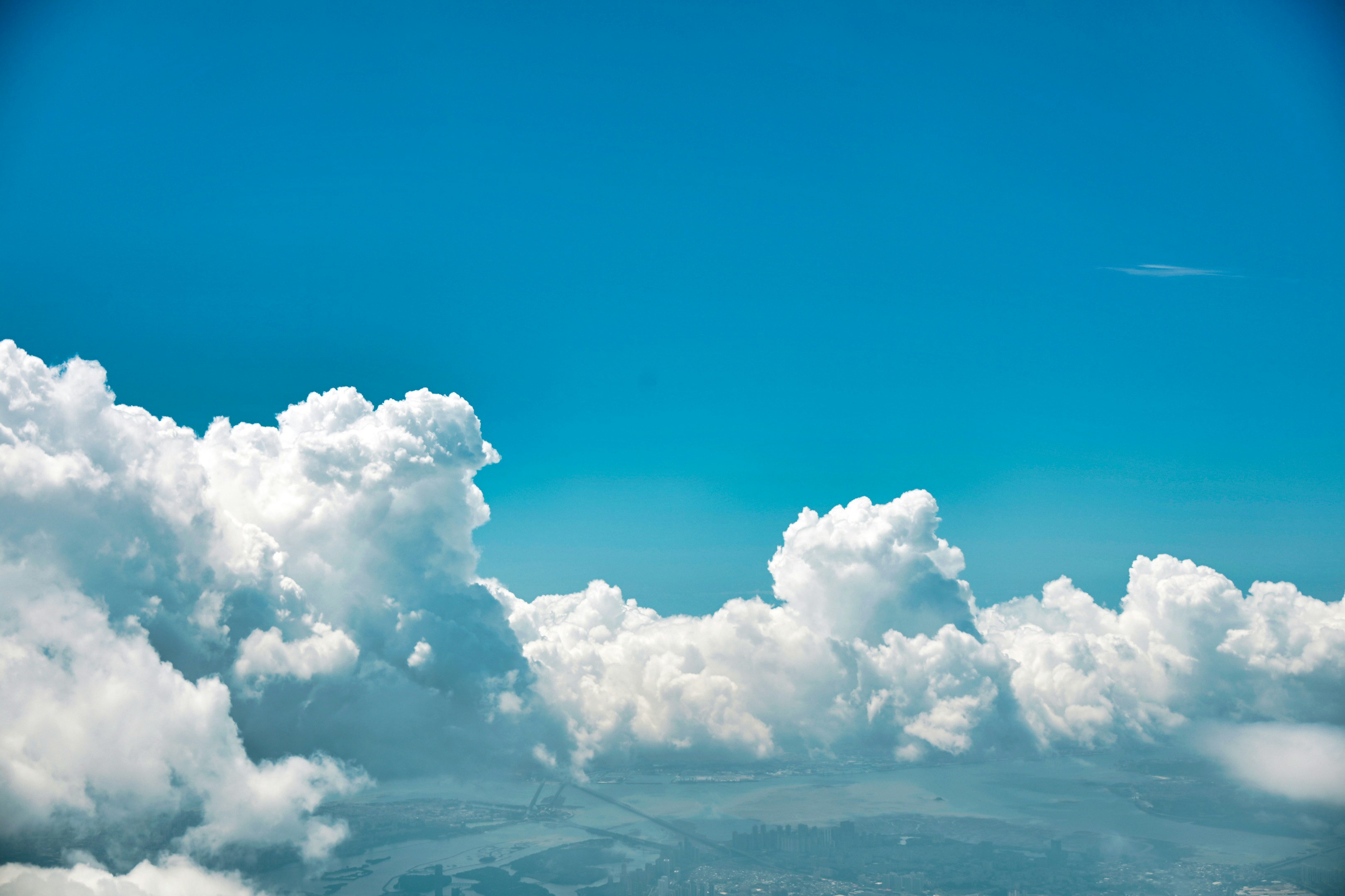 青空に浮かぶ大きな入道雲の雲景