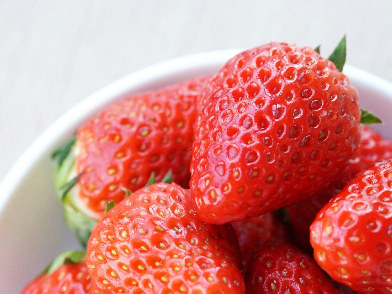 Fraises fraîches empilées dans un bol blanc
