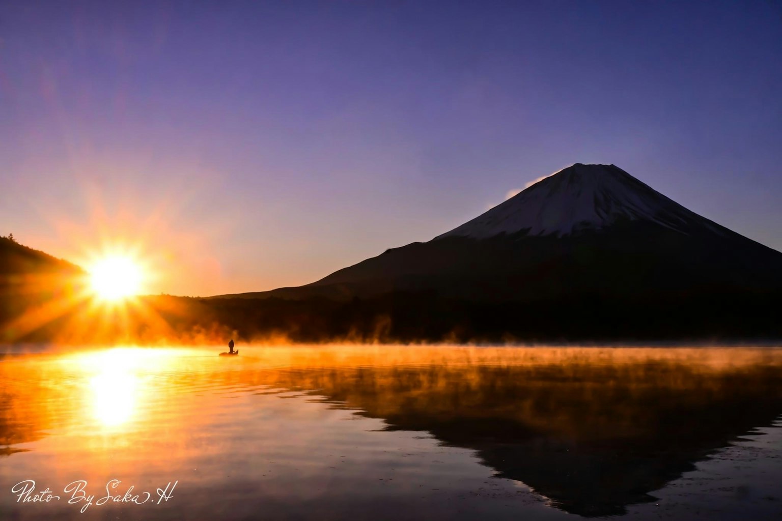 美丽的富士山背景下湖面上的日出及其倒影