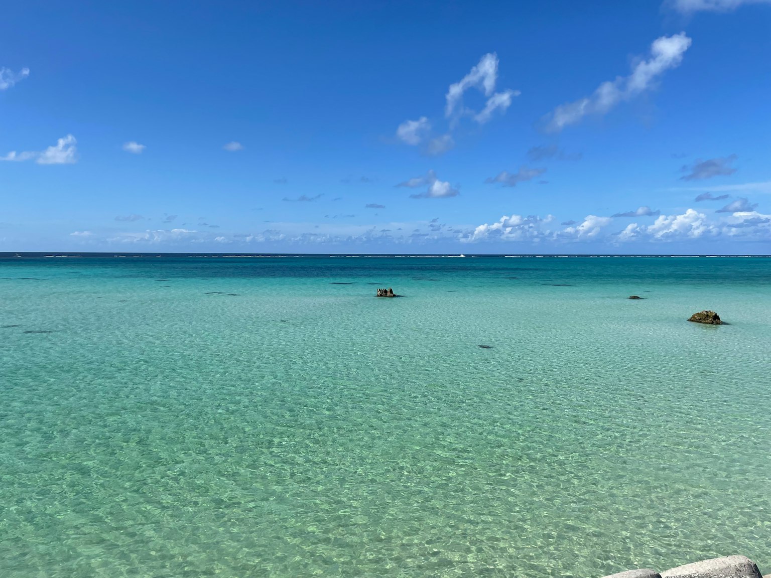 Una bella scena di spiaggia con mare e cielo blu