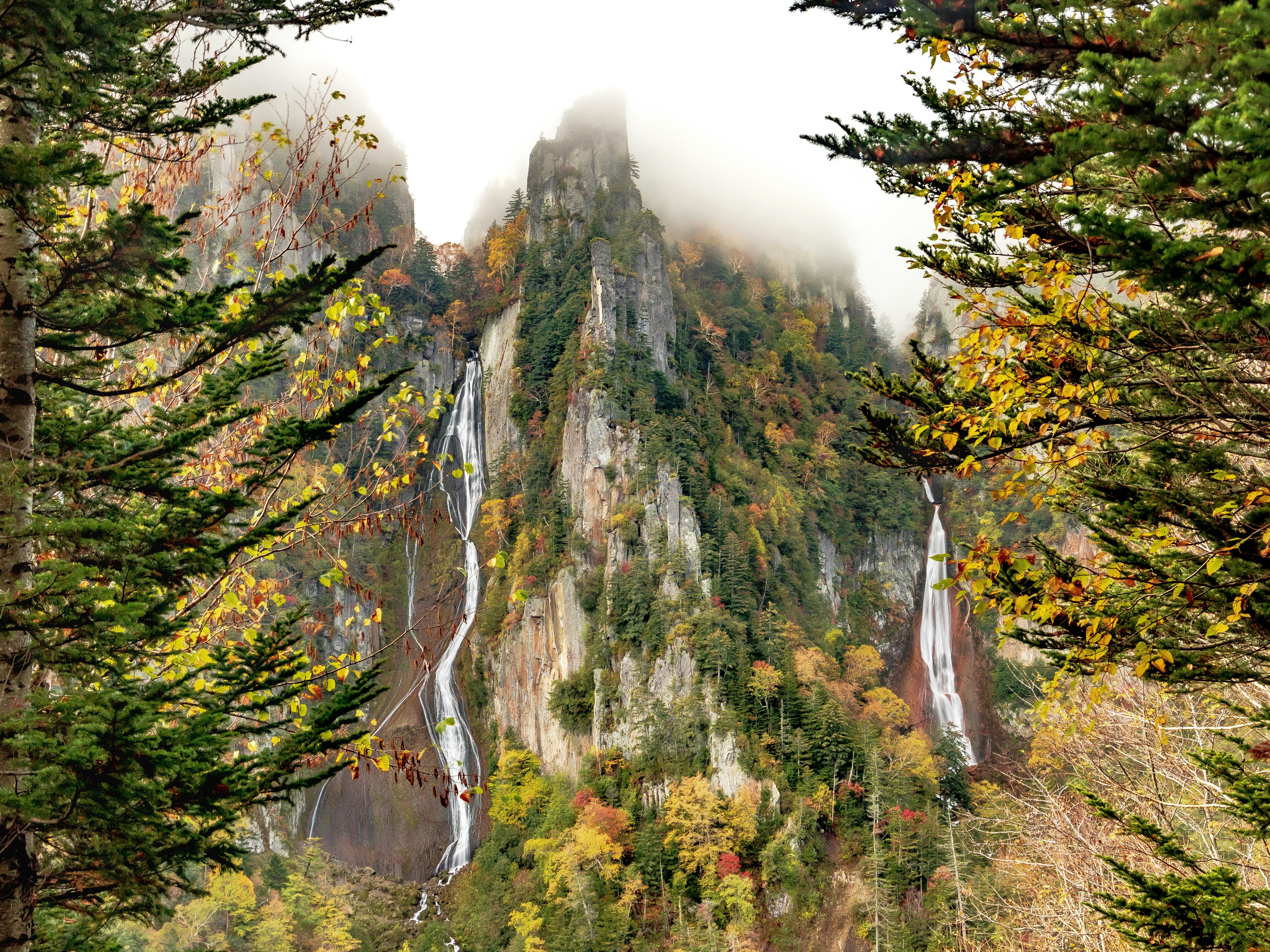 Vallée d’automne de Sōunkyō, cascades et montagnes brumeuses