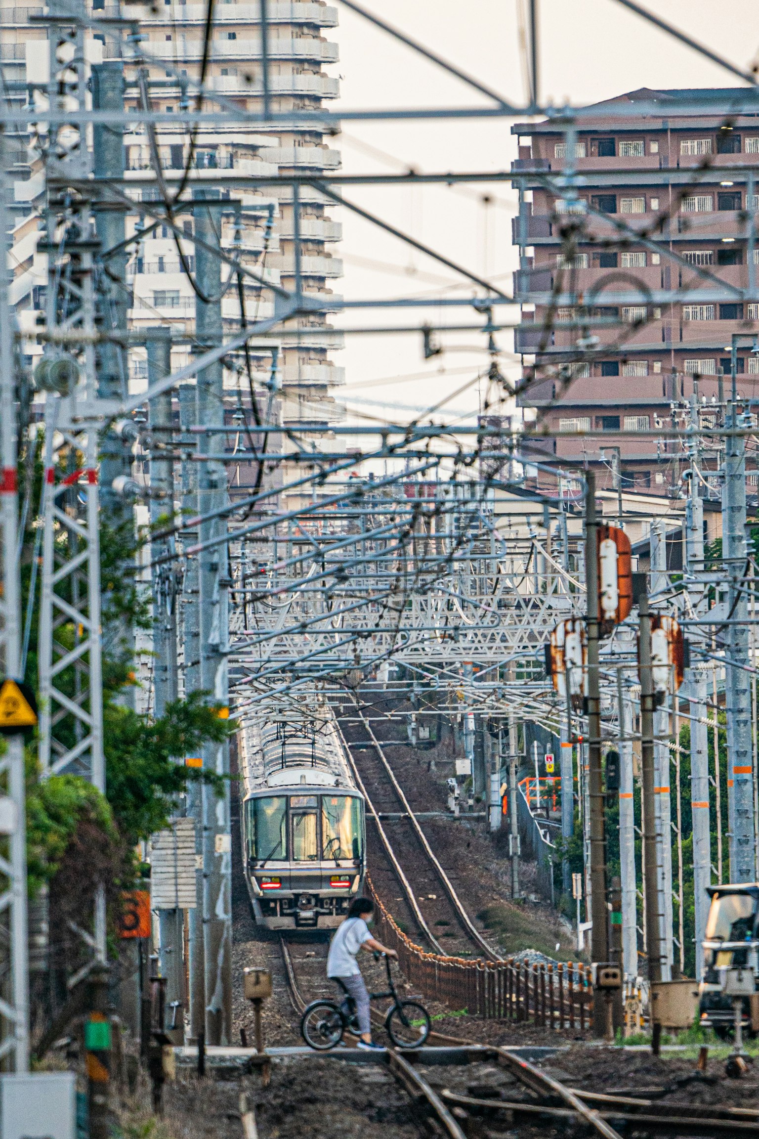 鉄道の線路と電車が見える都市の風景