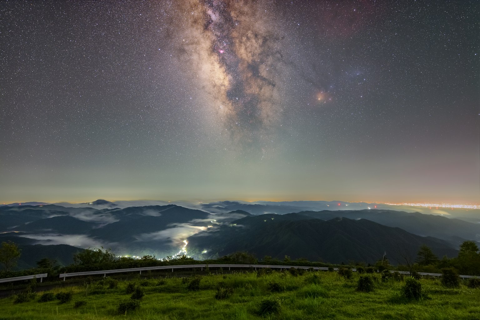 Une vue imprenable de la Voie lactée sur des montagnes brumeuses la nuit