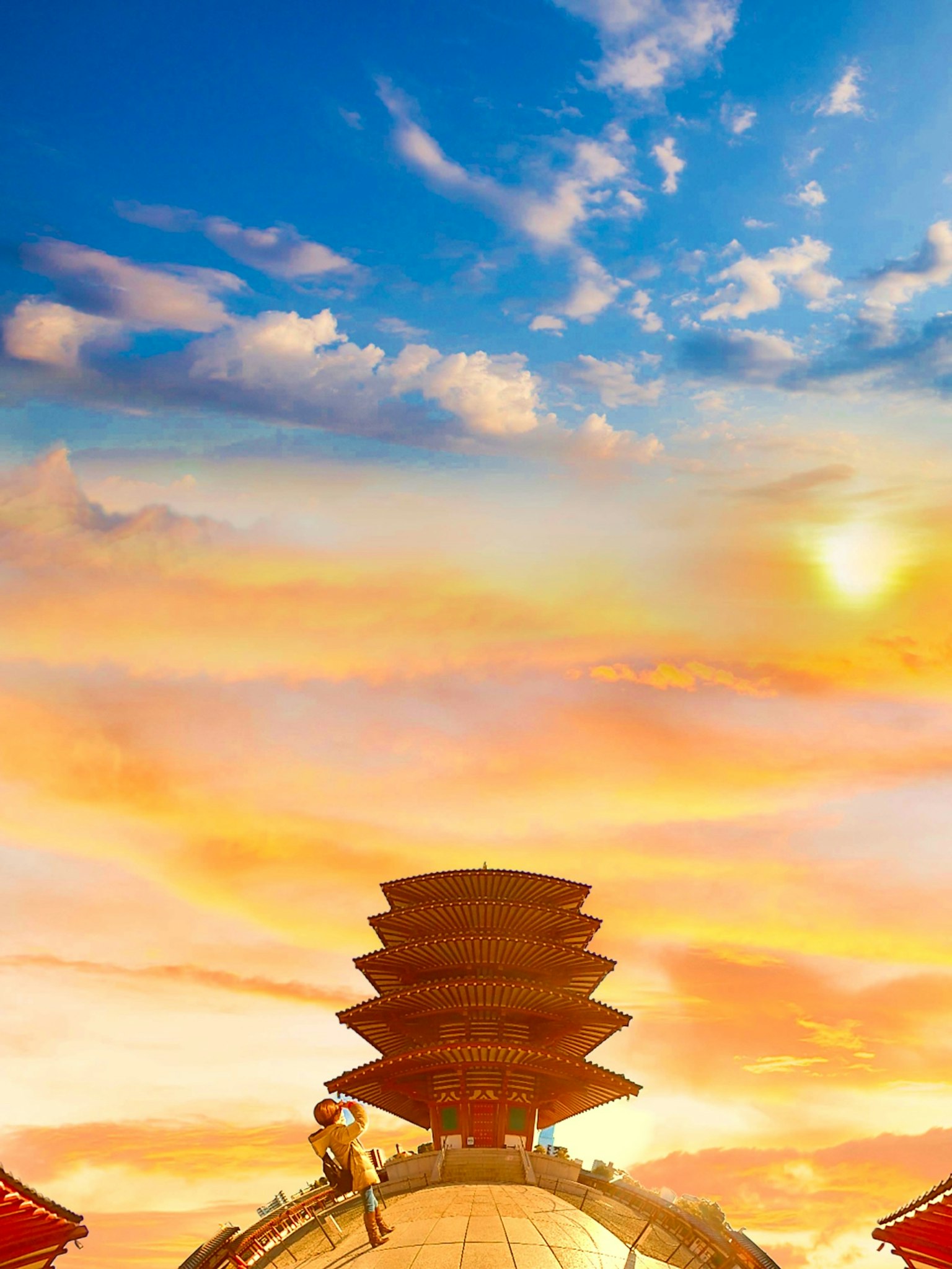 传统塔楼在美丽的日落天空下耸立