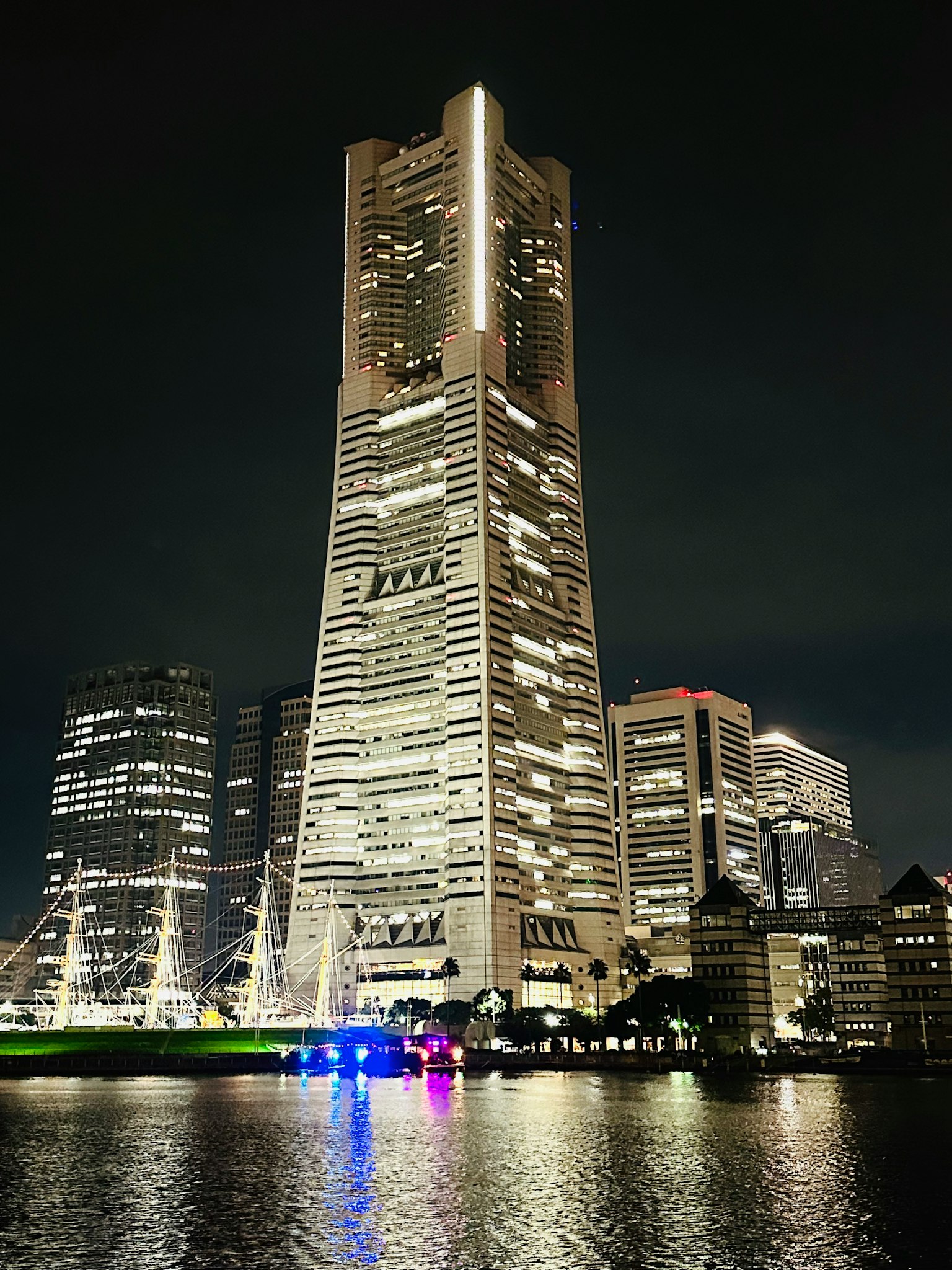 Exterior brillante de una torre emblemática en Yokohama de noche