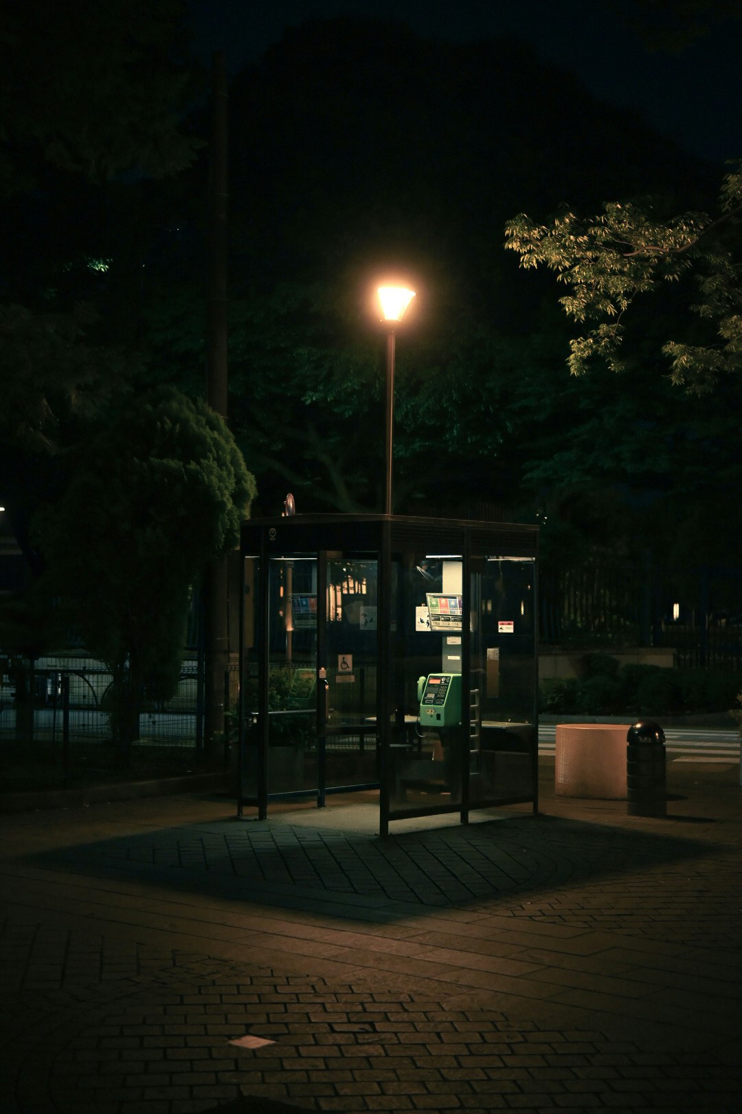夜晚室外公交站候车亭
